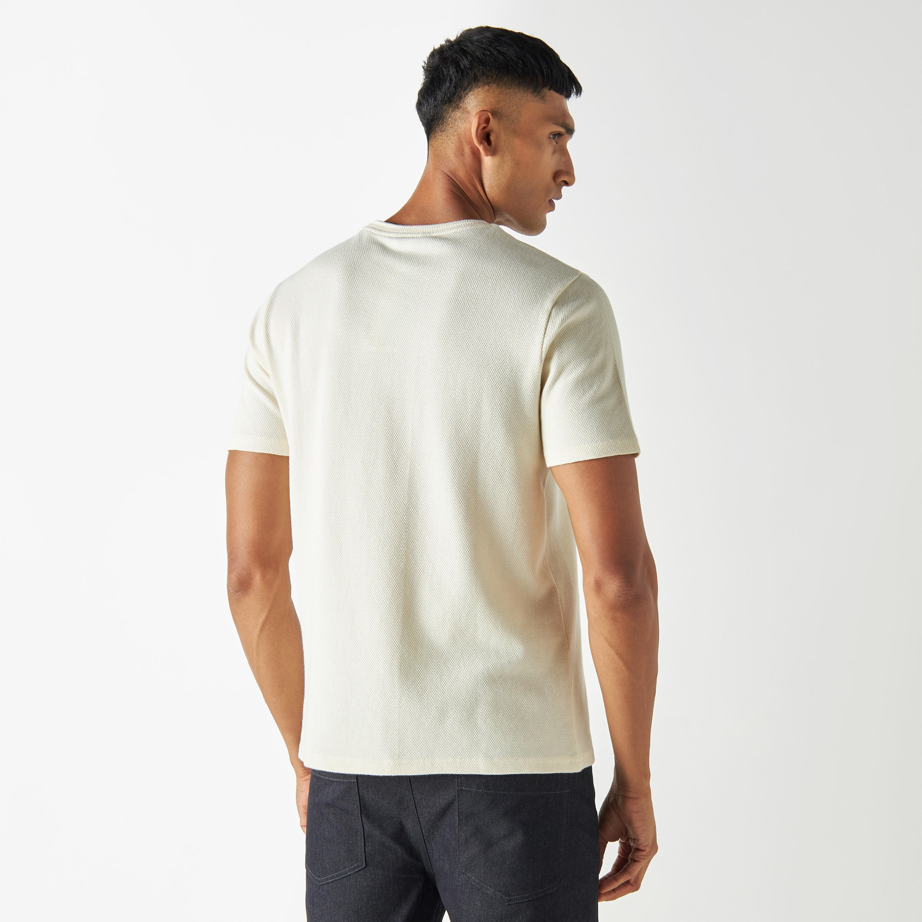 تيشيرت بارز الملمس بياقة ضيّقة وأكمام قصيرة من آيكونيك-men-clothing-tshirtsandpolos-tshirts-image-2