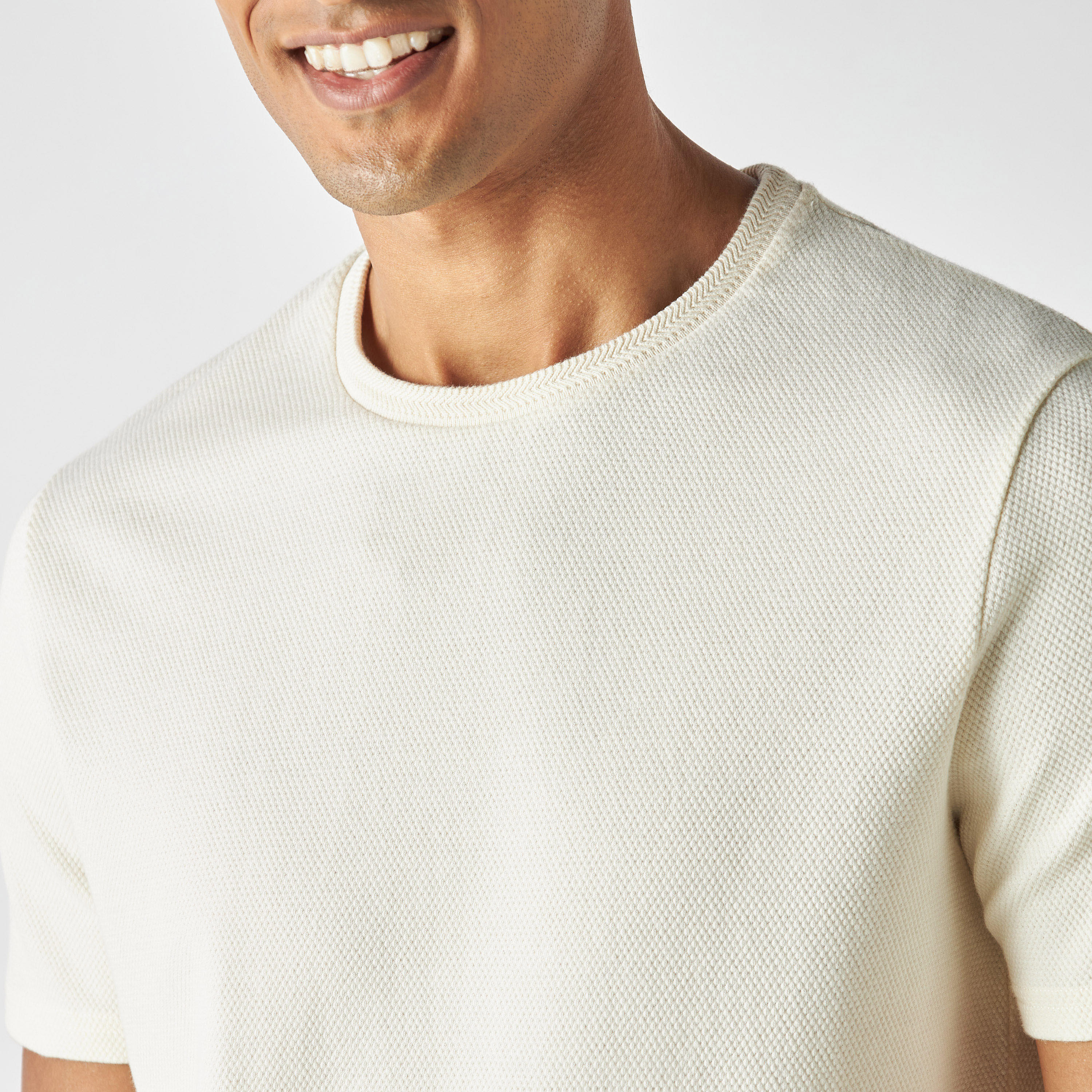 تيشيرت بارز الملمس بياقة ضيّقة وأكمام قصيرة من آيكونيك-men-clothing-tshirtsandpolos-tshirts-image-1