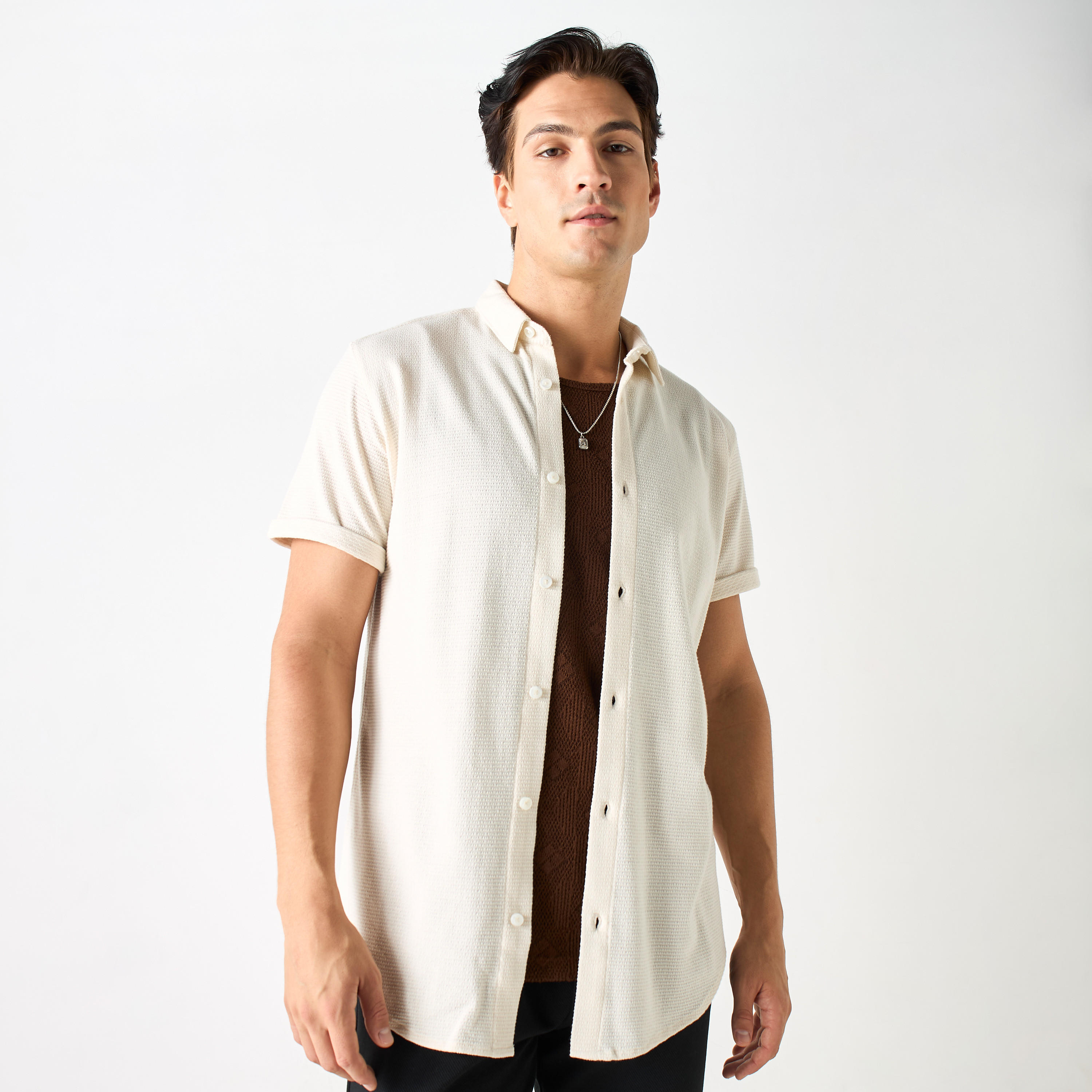 قميص بارز الملمس بياقة عريضة وأكمام قصيرة من آيكونيك-men-clothing-shirts-image-5