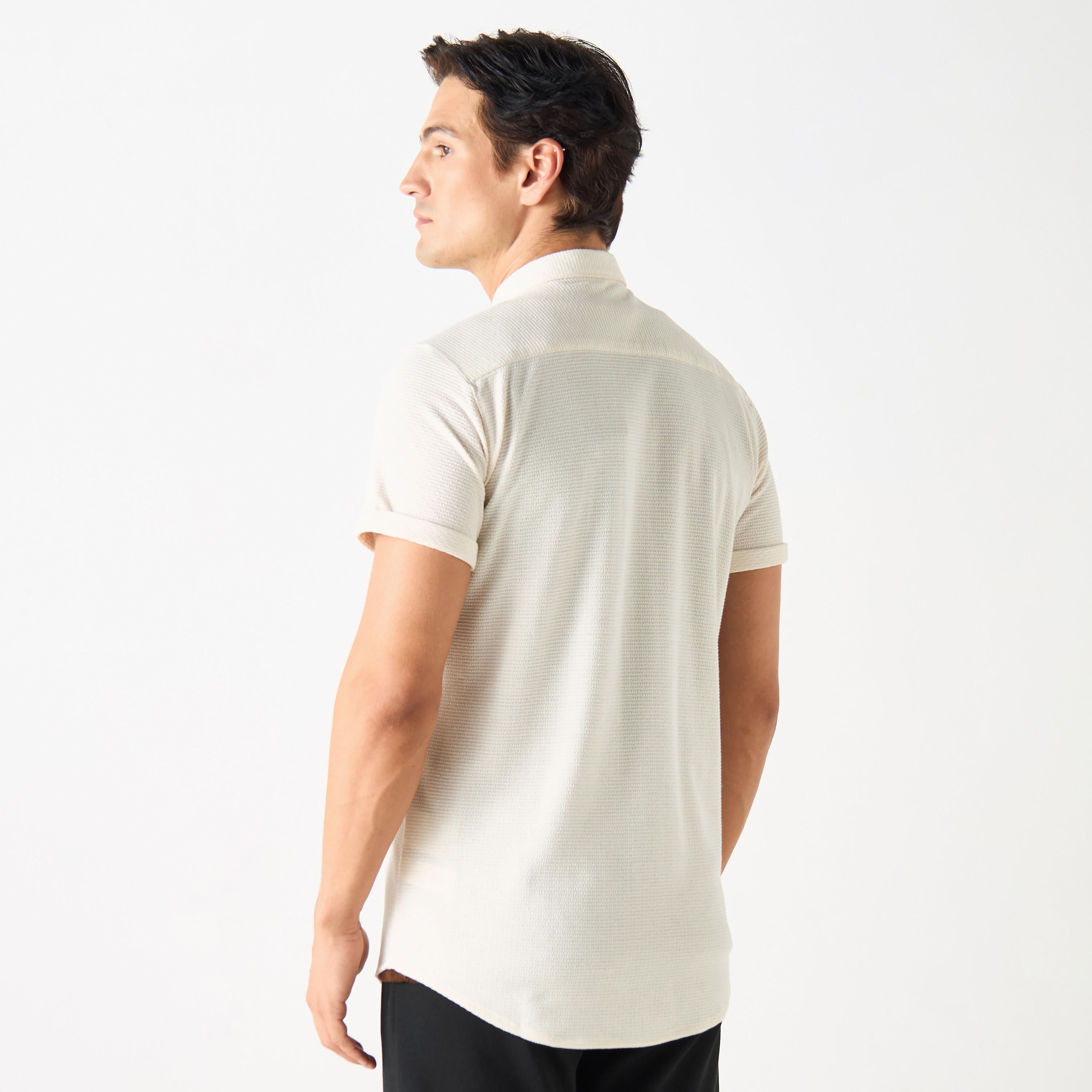 قميص بارز الملمس بياقة عريضة وأكمام قصيرة من آيكونيك-men-clothing-shirts-image-7