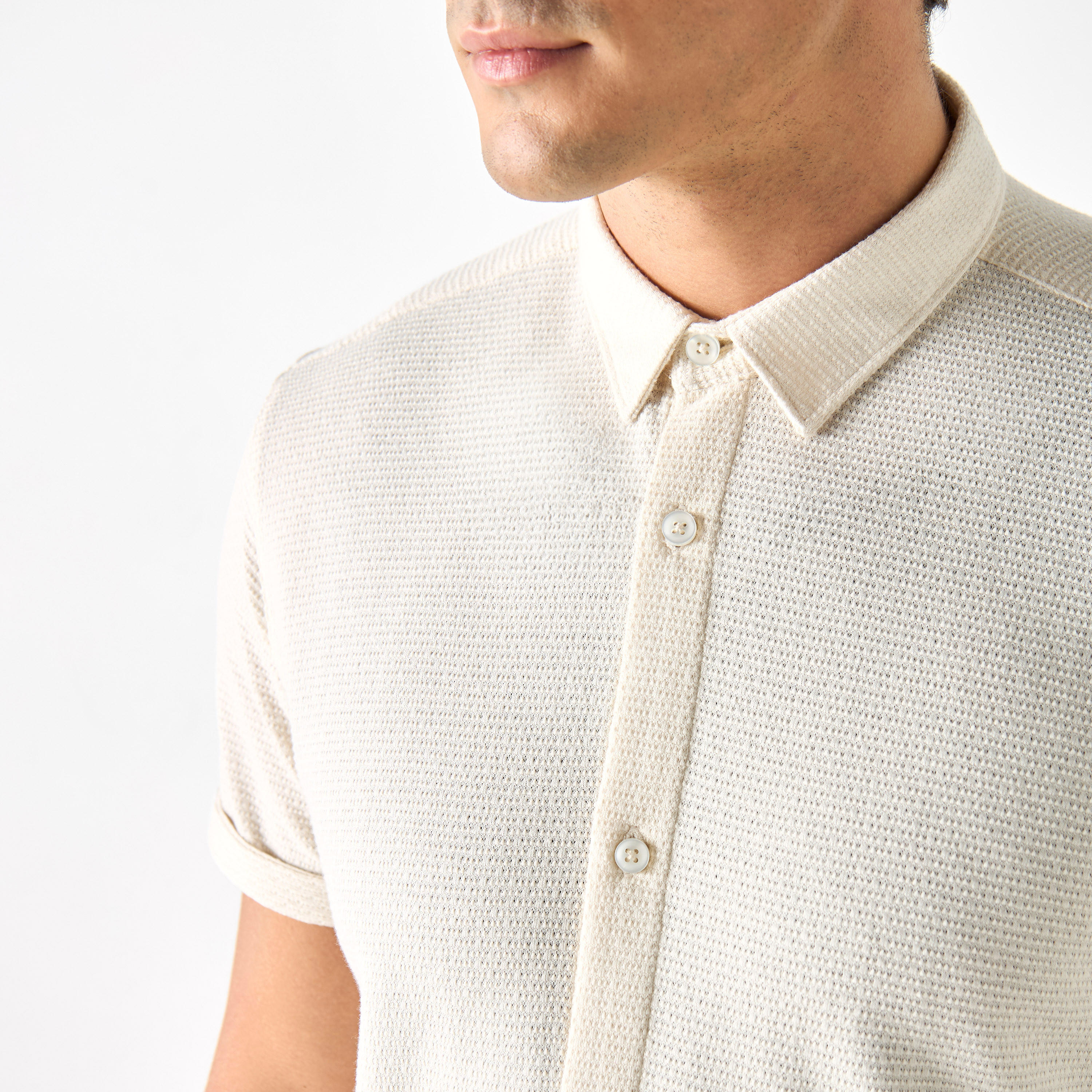 قميص بارز الملمس بياقة عريضة وأكمام قصيرة من آيكونيك-men-clothing-shirts-image-8