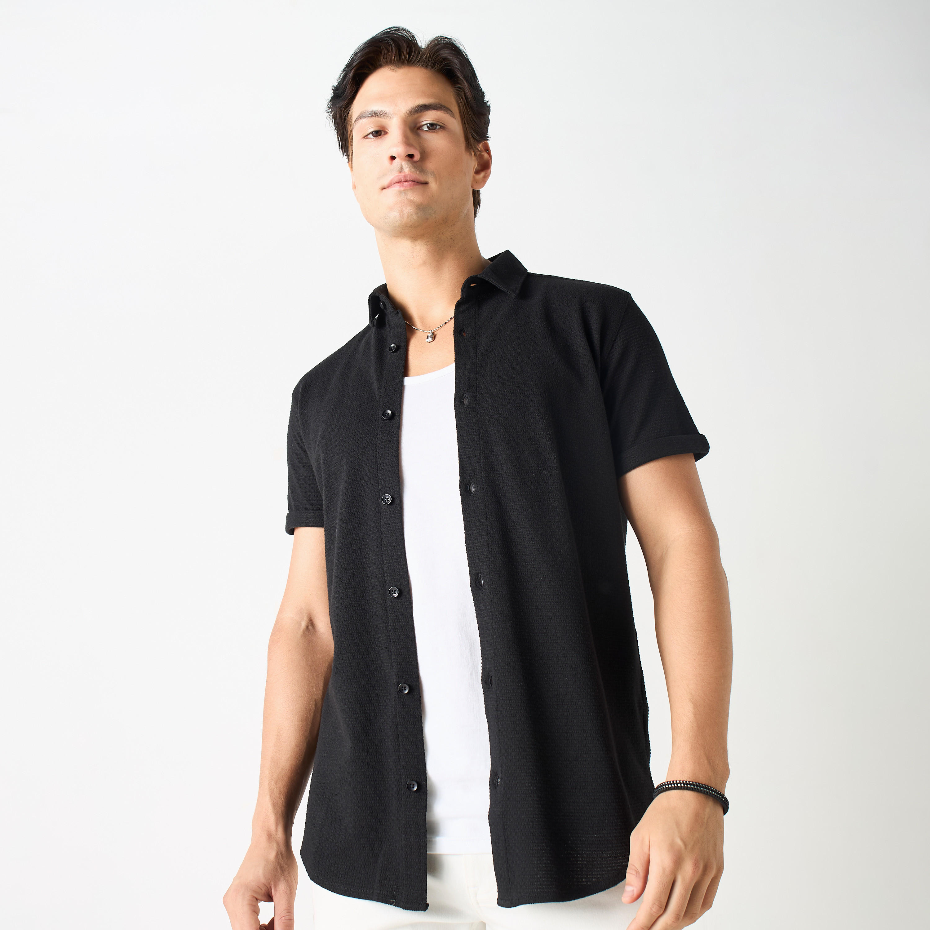 قميص بارز الملمس بياقة عريضة وأكمام قصيرة من آيكونيك-men-clothing-shirts-image-13