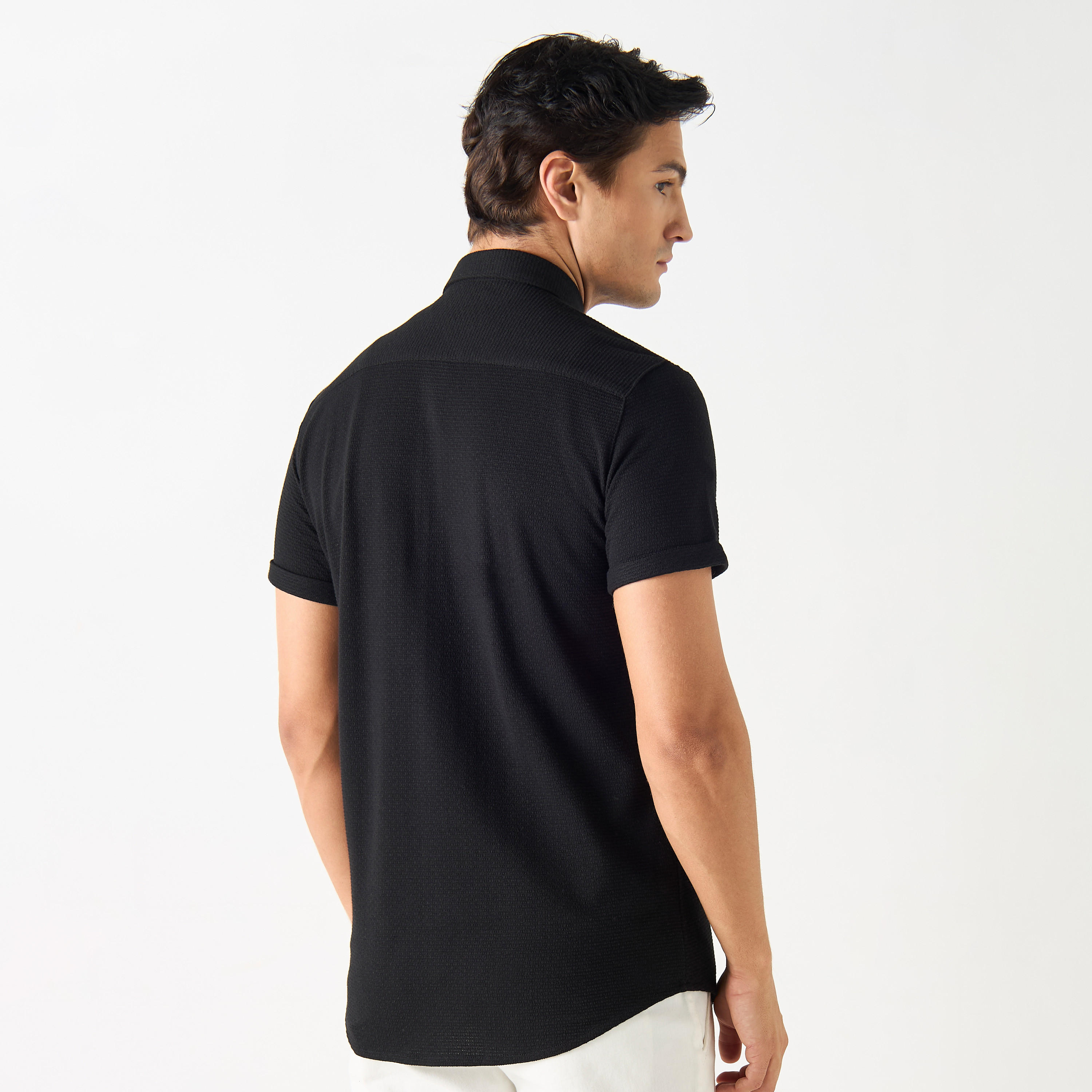 قميص بارز الملمس بياقة عريضة وأكمام قصيرة من آيكونيك-men-clothing-shirts-image-15