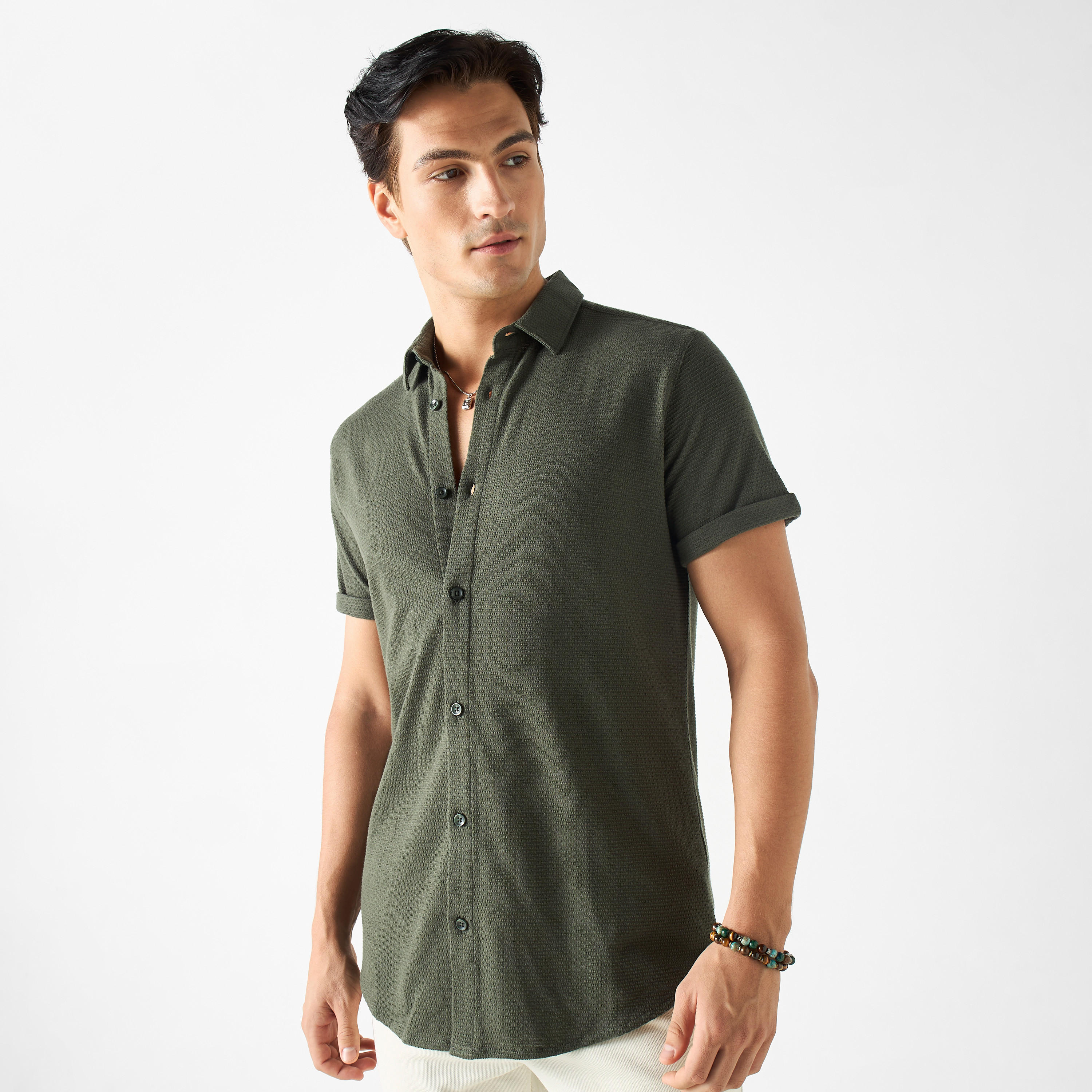 قميص بارز الملمس بياقة عريضة وأكمام قصيرة من آيكونيك-men-clothing-shirts-image-1