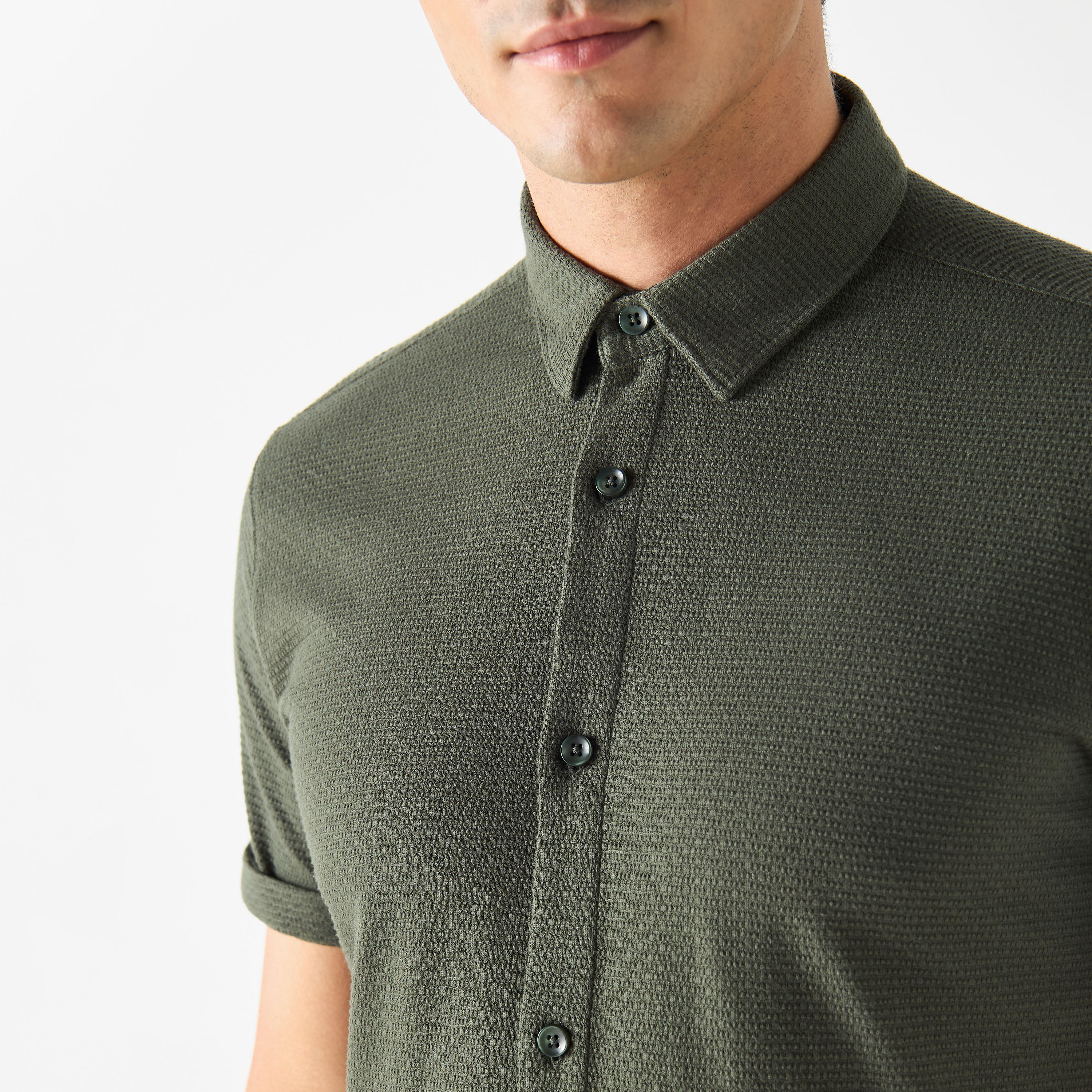 قميص بارز الملمس بياقة عريضة وأكمام قصيرة من آيكونيك-men-clothing-shirts-image-4