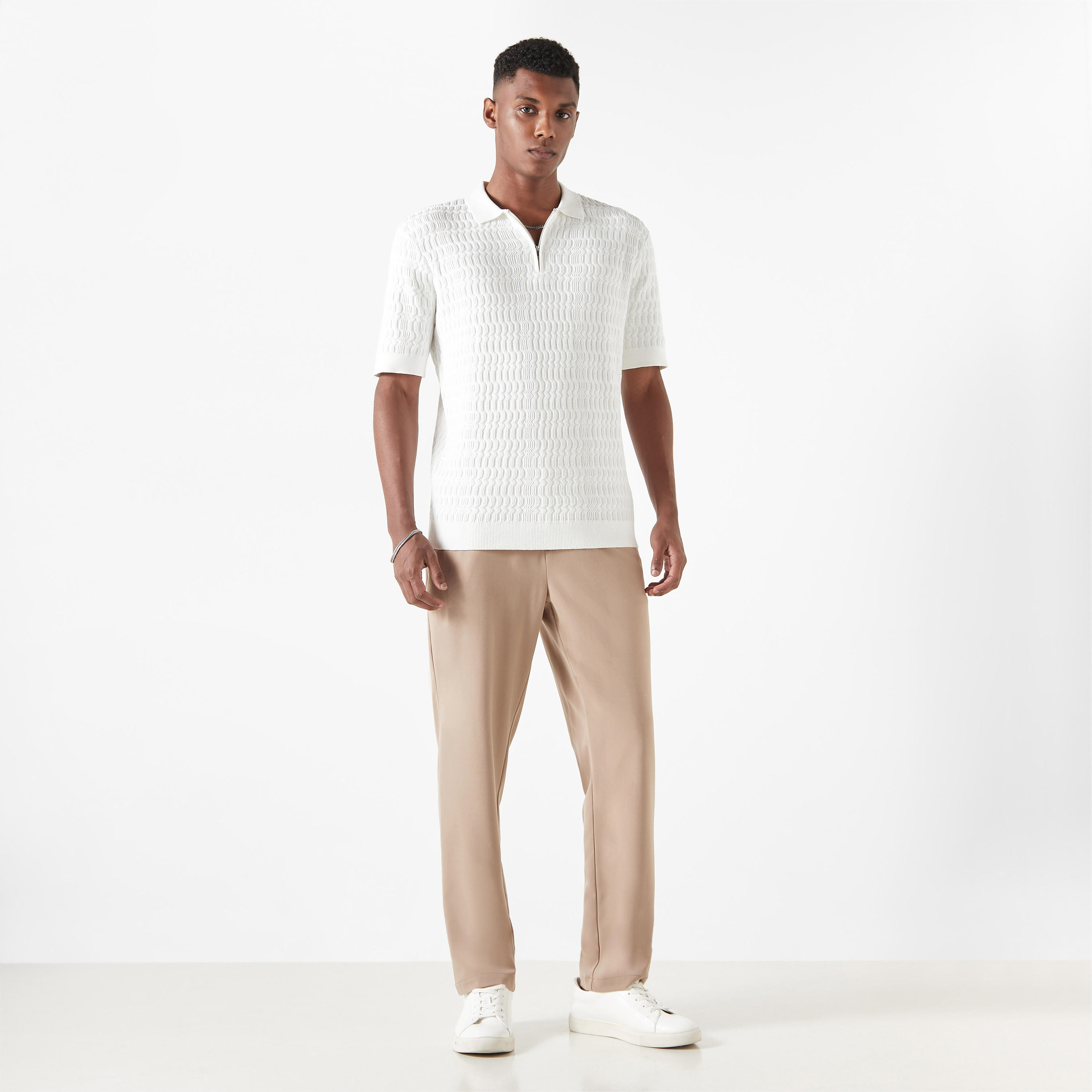 كنزة بارزة الملمس بأكمام قصيرة وياقة عادية من آيكونيك-men-clothing-tshirtsandpolos-polos-image-2