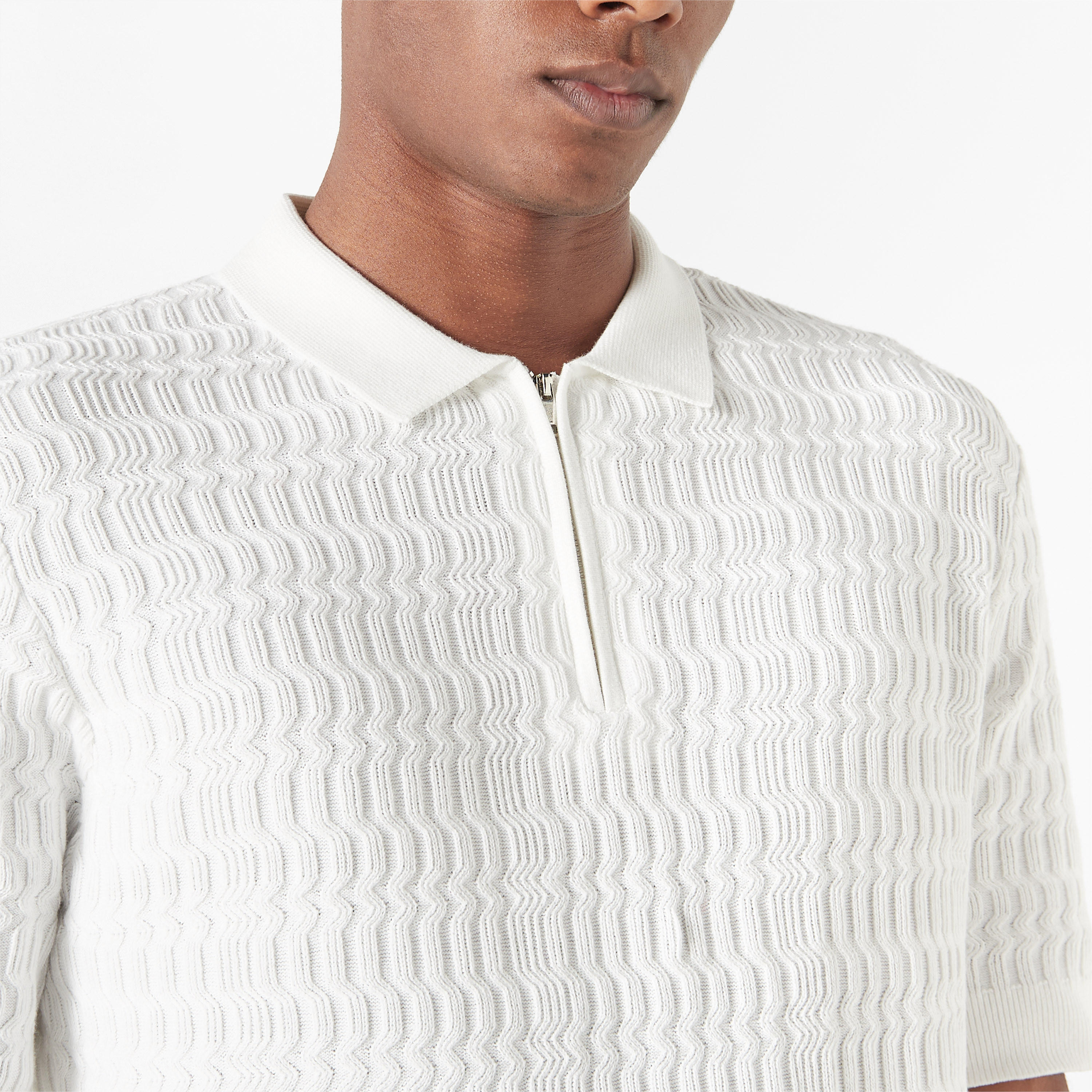 كنزة بارزة الملمس بأكمام قصيرة وياقة عادية من آيكونيك-men-clothing-tshirtsandpolos-polos-image-4