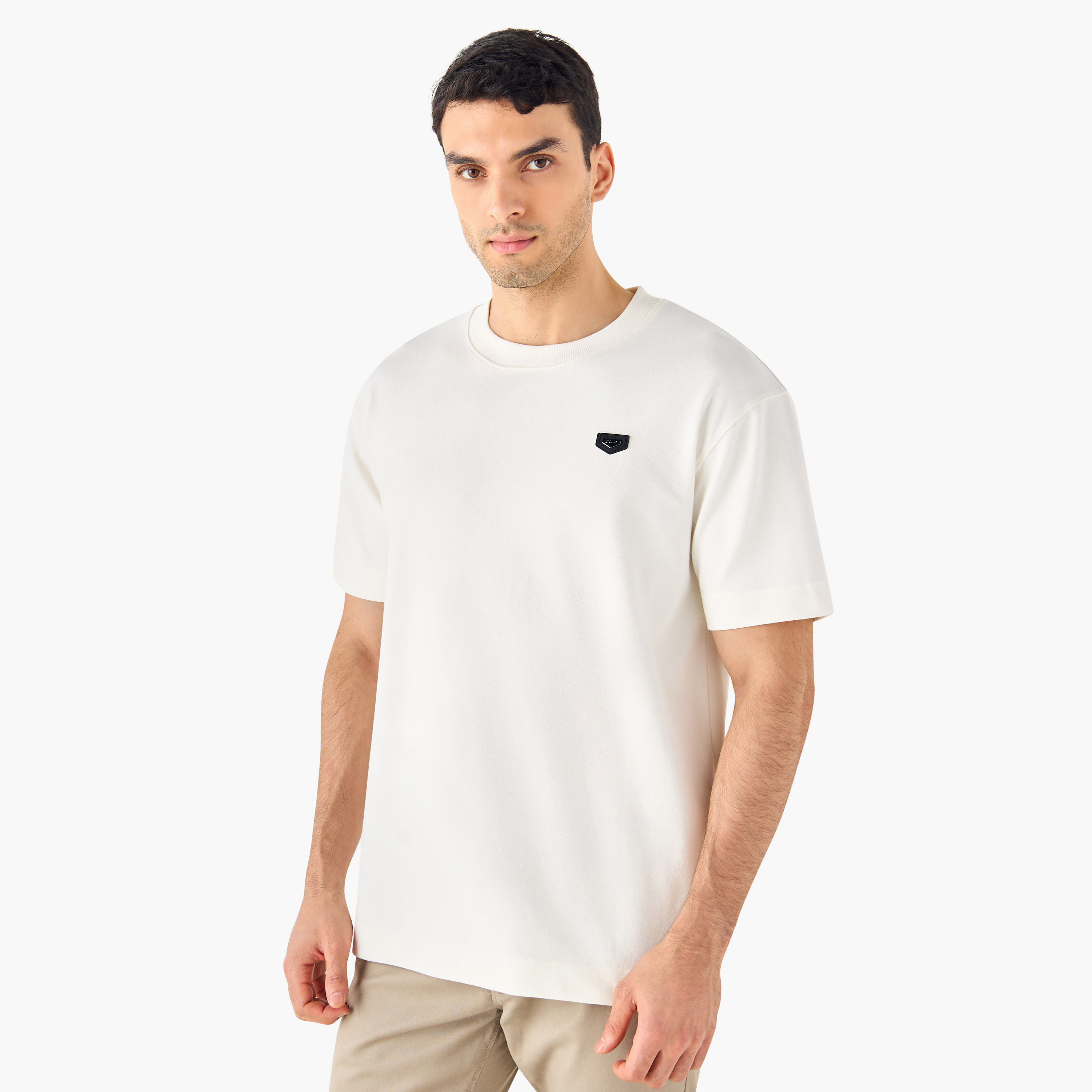تيشيرت بياقة ضيّقة وأكمام قصيرة وتفاصيل زخارف من آيكونيك-men-clothing-tshirtsandpolos-tshirts-image-13
