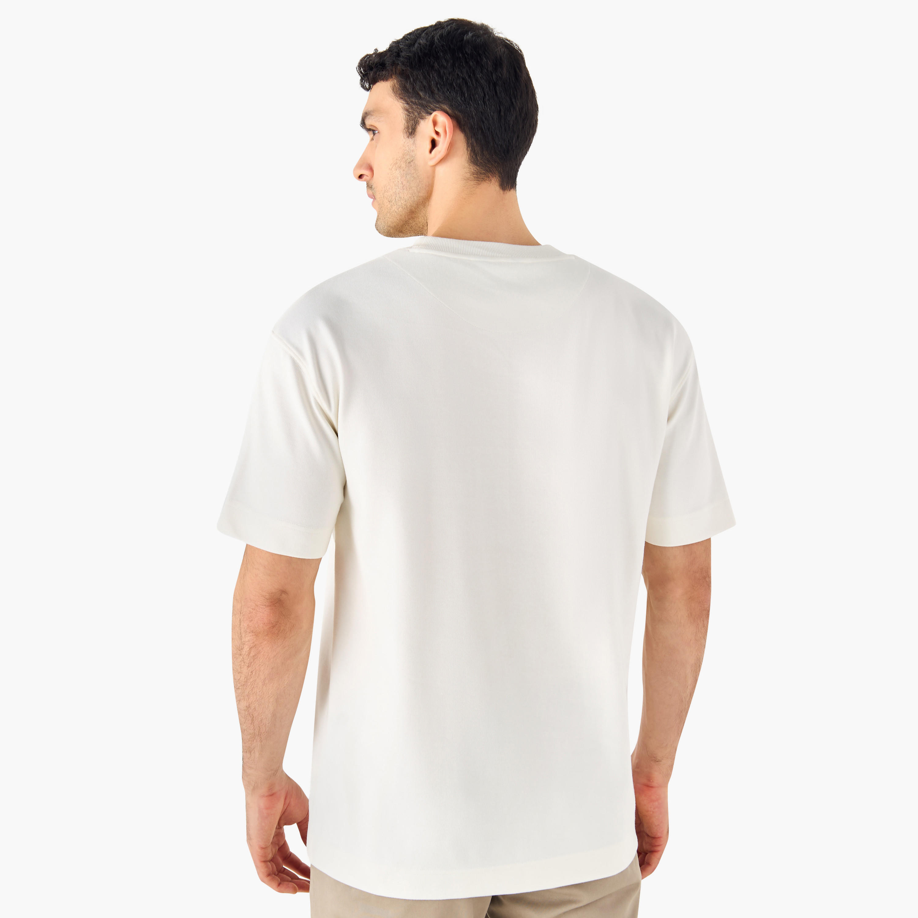 تيشيرت بياقة ضيّقة وأكمام قصيرة وتفاصيل زخارف من آيكونيك-men-clothing-tshirtsandpolos-tshirts-image-15