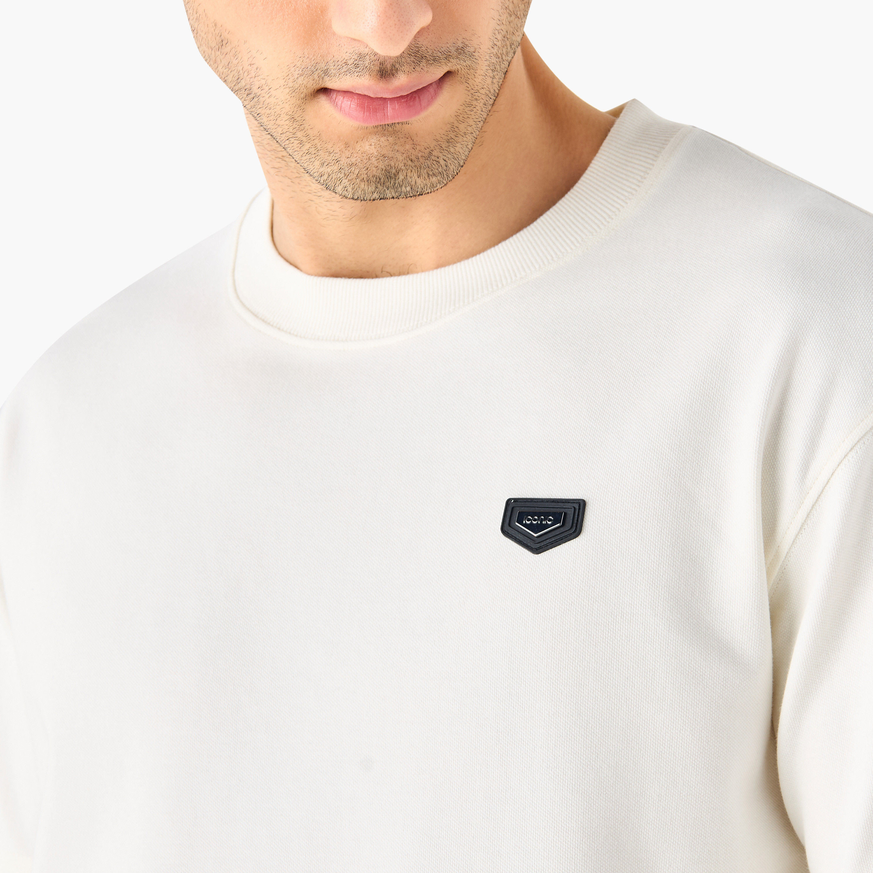 تيشيرت بياقة ضيّقة وأكمام قصيرة وتفاصيل زخارف من آيكونيك-men-clothing-tshirtsandpolos-tshirts-image-16