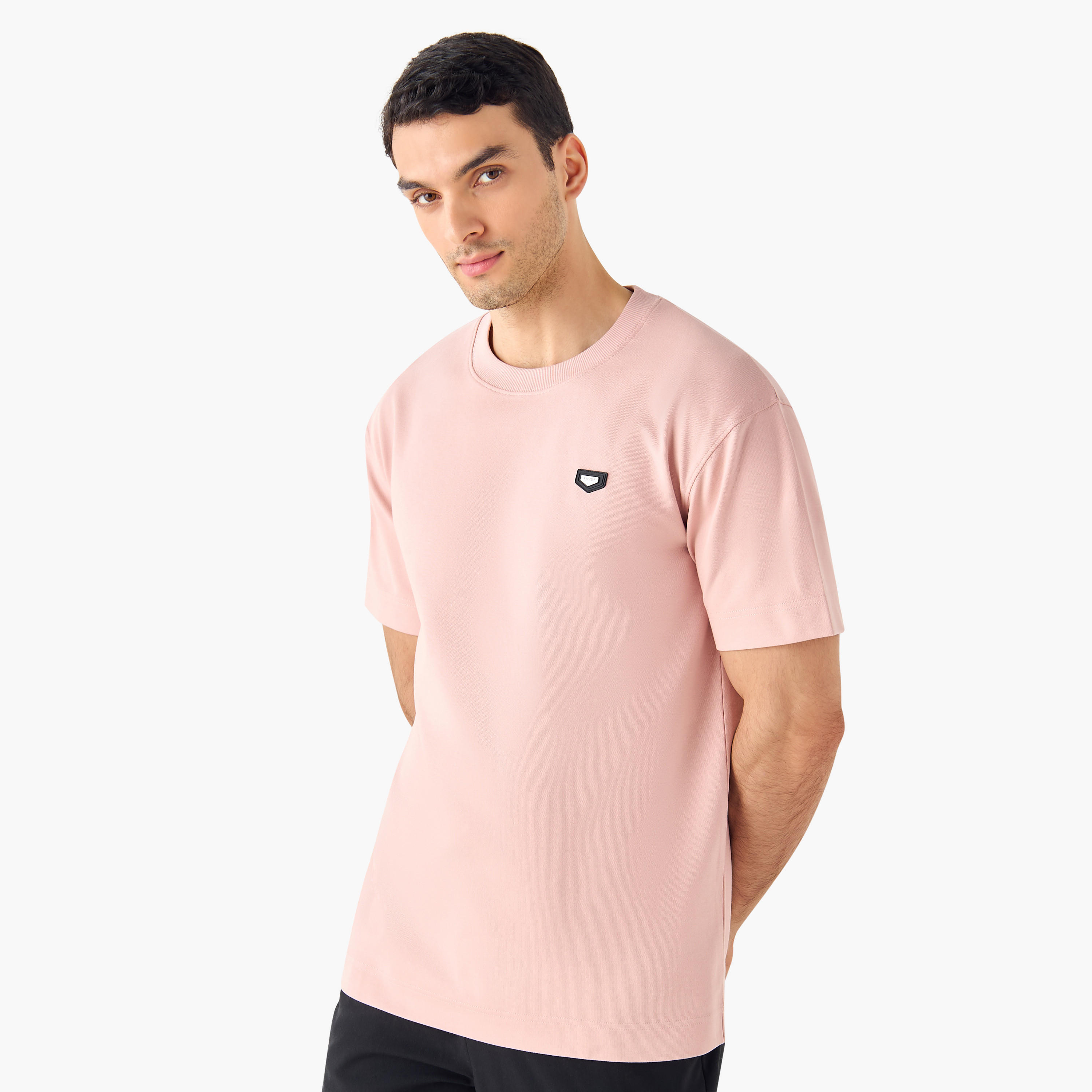 تيشيرت بياقة ضيّقة وأكمام قصيرة وتفاصيل زخارف من آيكونيك-men-clothing-tshirtsandpolos-tshirts-image-5