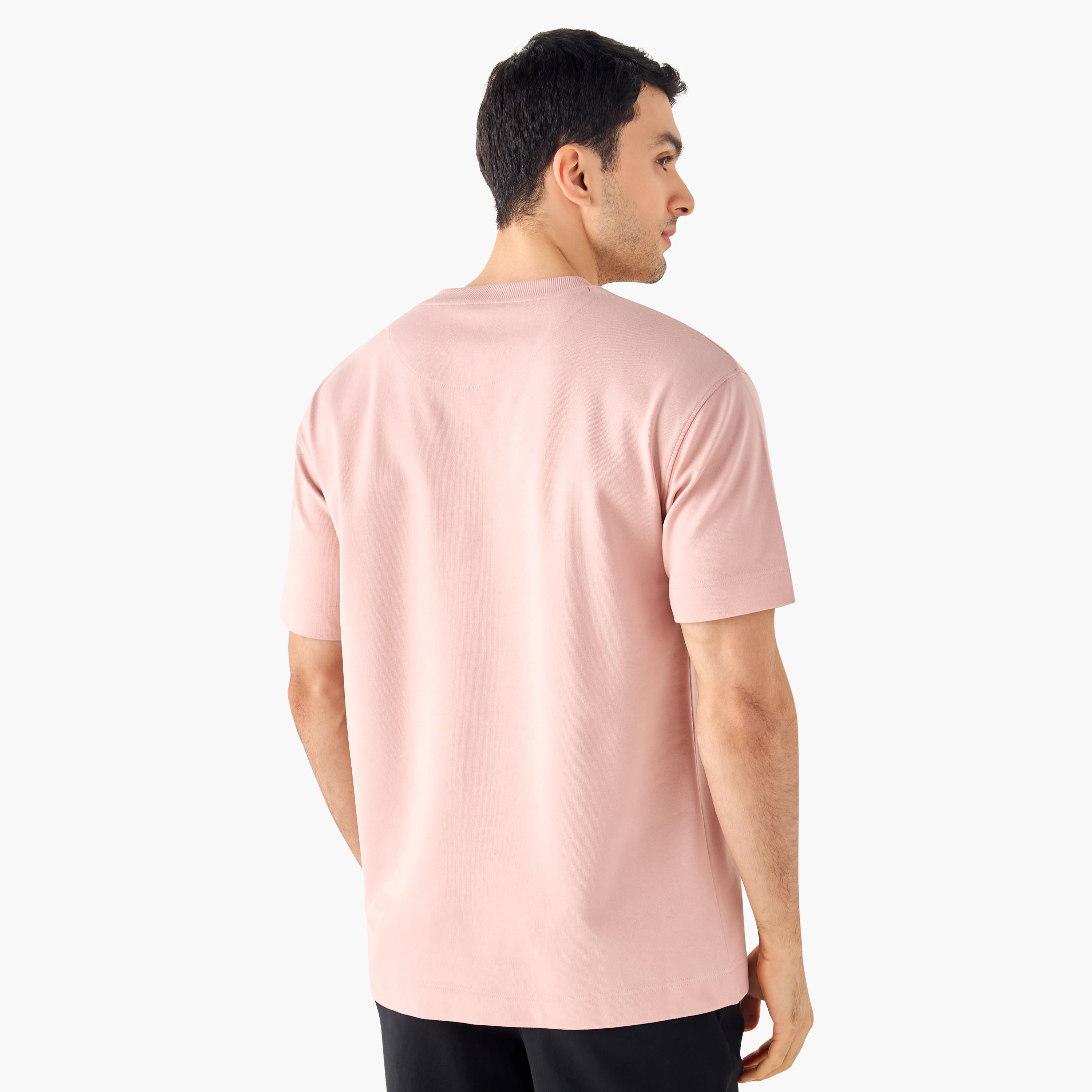 تيشيرت بياقة ضيّقة وأكمام قصيرة وتفاصيل زخارف من آيكونيك-men-clothing-tshirtsandpolos-tshirts-image-7