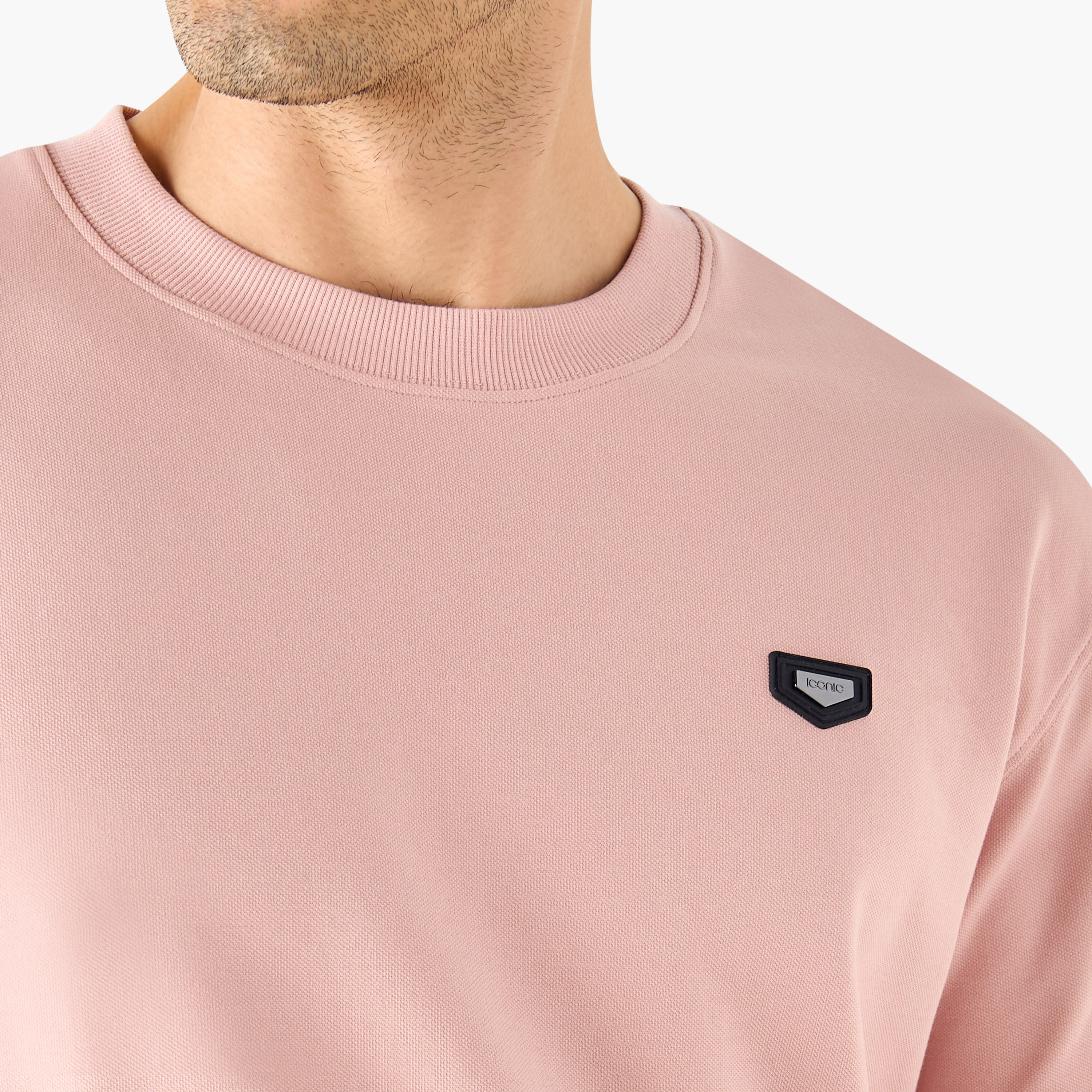 تيشيرت بياقة ضيّقة وأكمام قصيرة وتفاصيل زخارف من آيكونيك-men-clothing-tshirtsandpolos-tshirts-image-8