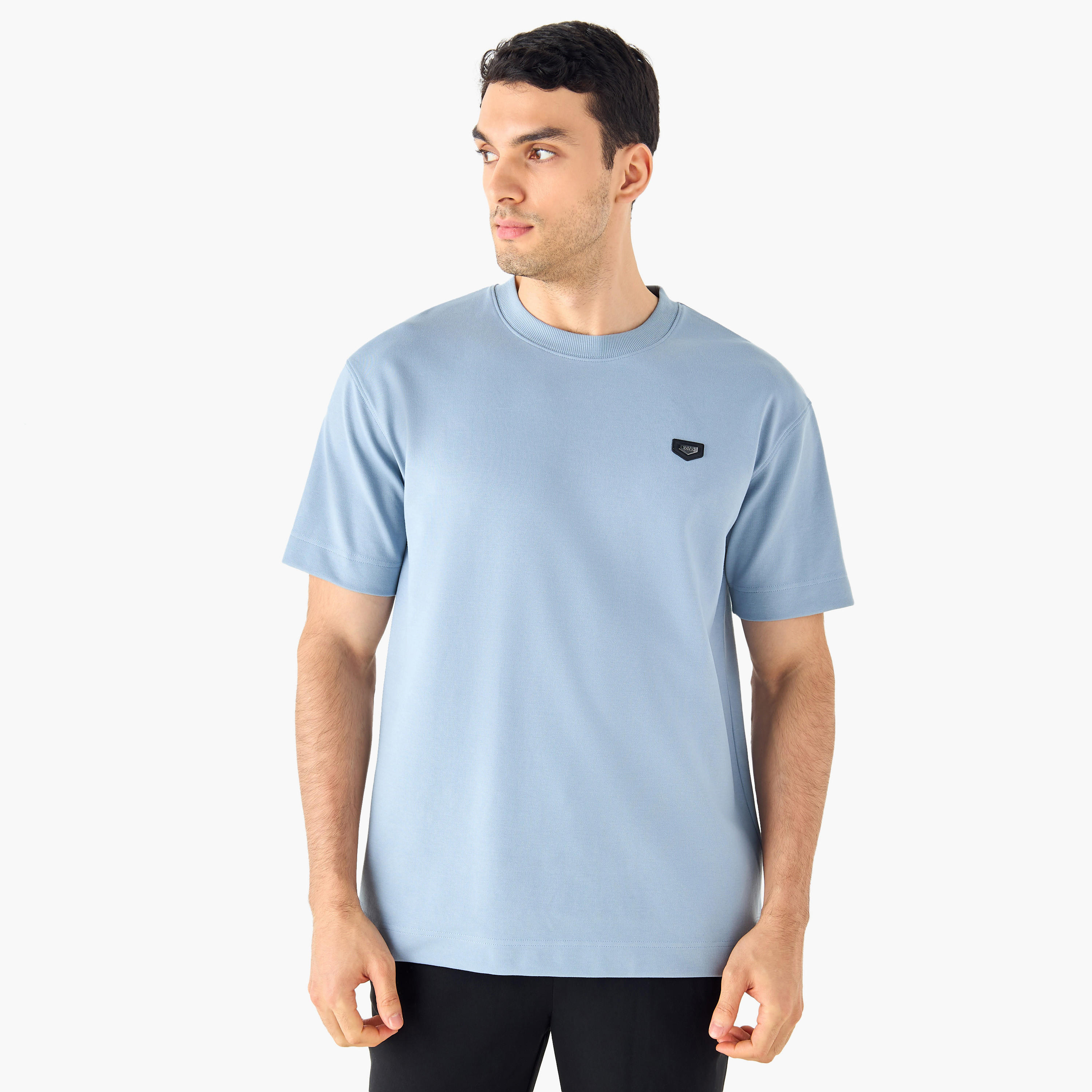 تيشيرت بياقة ضيّقة وأكمام قصيرة وتفاصيل زخارف من آيكونيك-men-clothing-tshirtsandpolos-tshirts-image-9