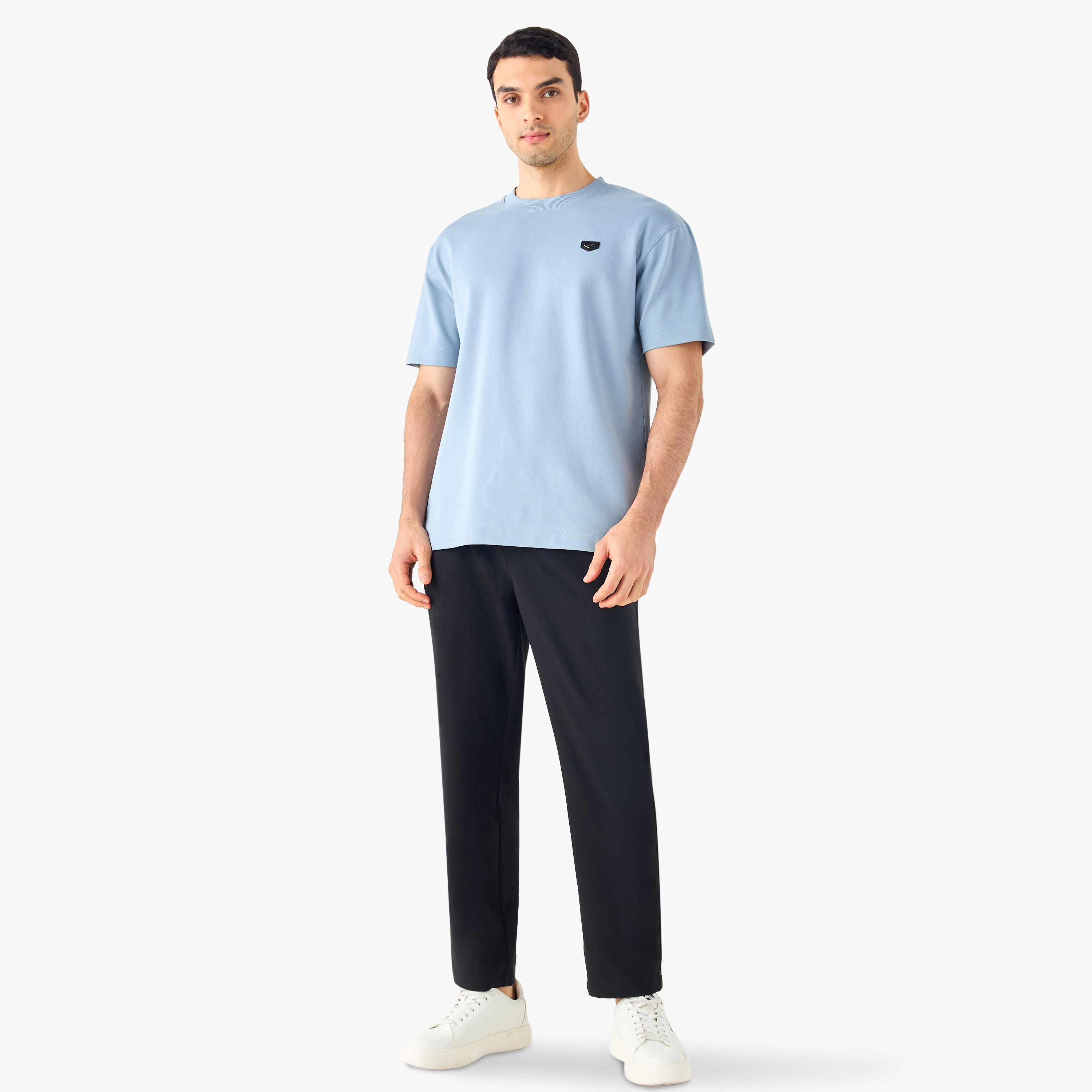 تيشيرت بياقة ضيّقة وأكمام قصيرة وتفاصيل زخارف من آيكونيك-men-clothing-tshirtsandpolos-tshirts-image-10