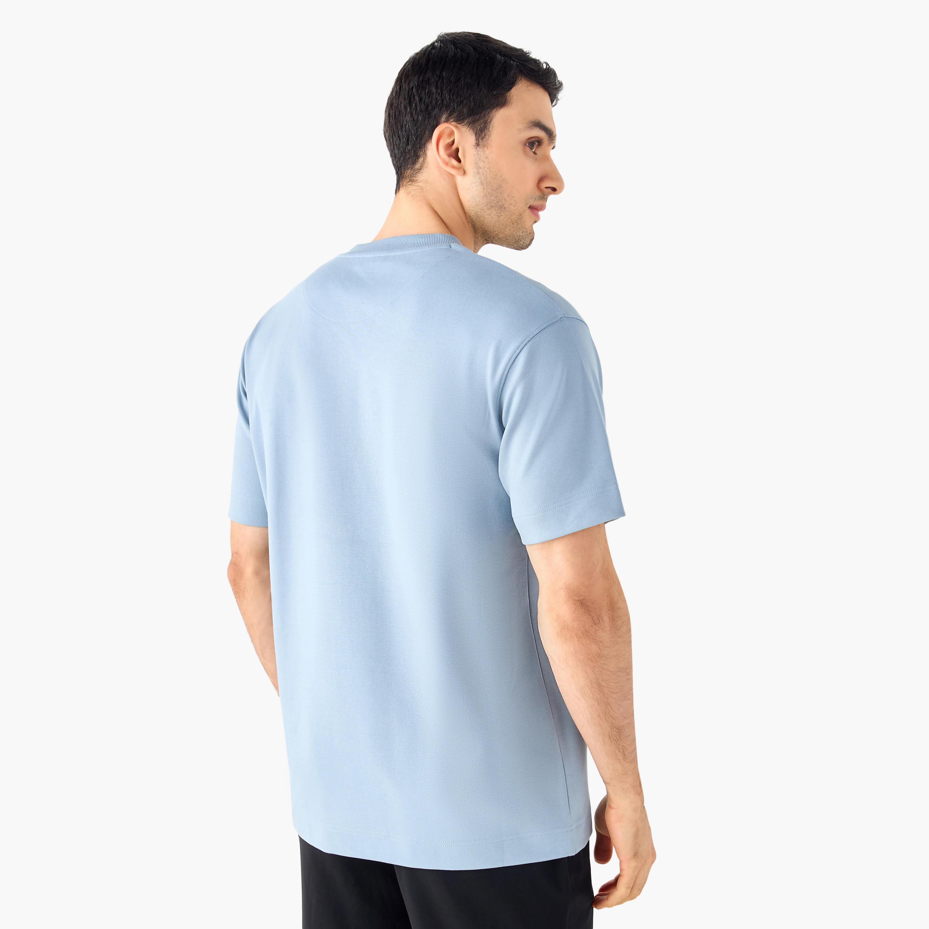 تيشيرت بياقة ضيّقة وأكمام قصيرة وتفاصيل زخارف من آيكونيك-men-clothing-tshirtsandpolos-tshirts-image-11