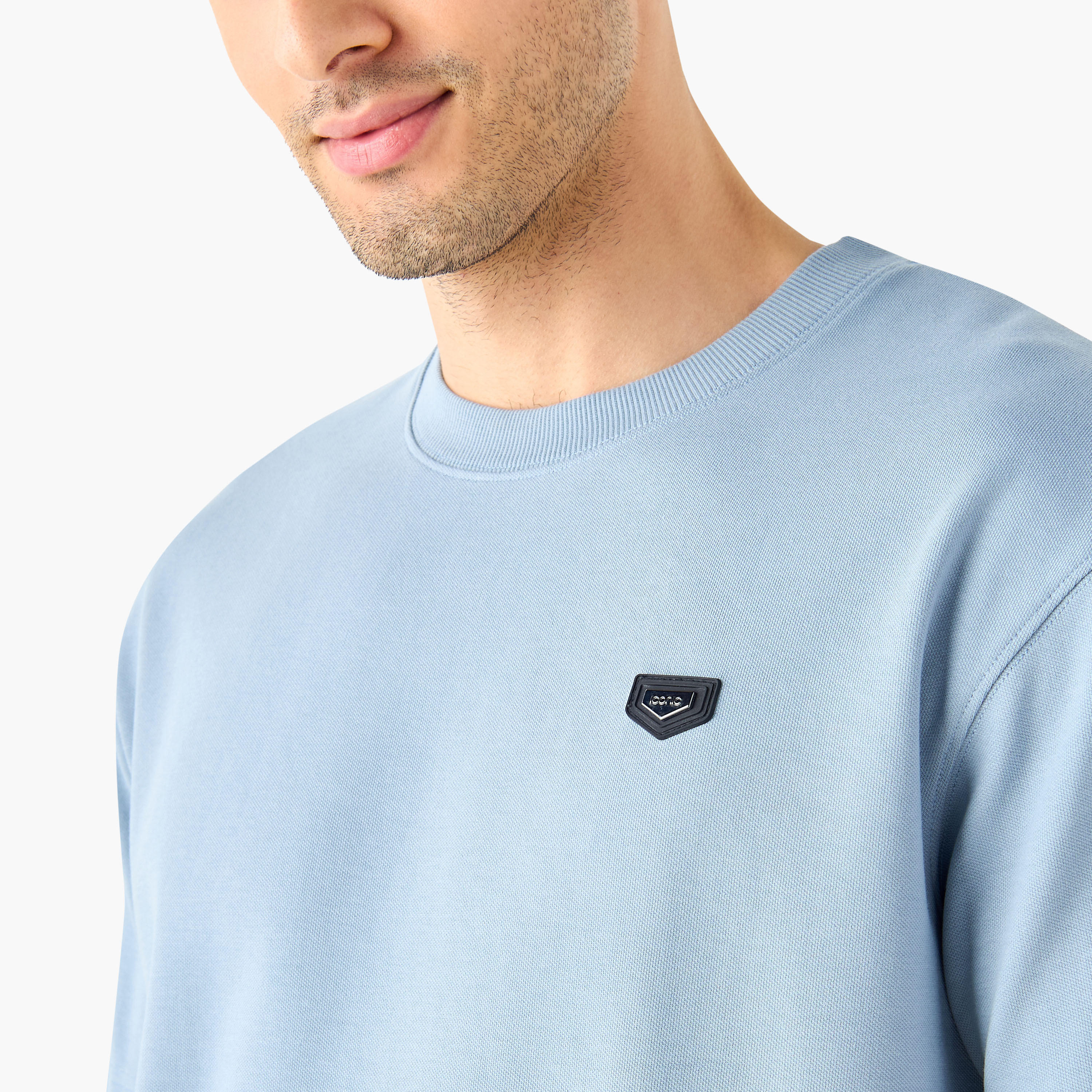تيشيرت بياقة ضيّقة وأكمام قصيرة وتفاصيل زخارف من آيكونيك-men-clothing-tshirtsandpolos-tshirts-image-12