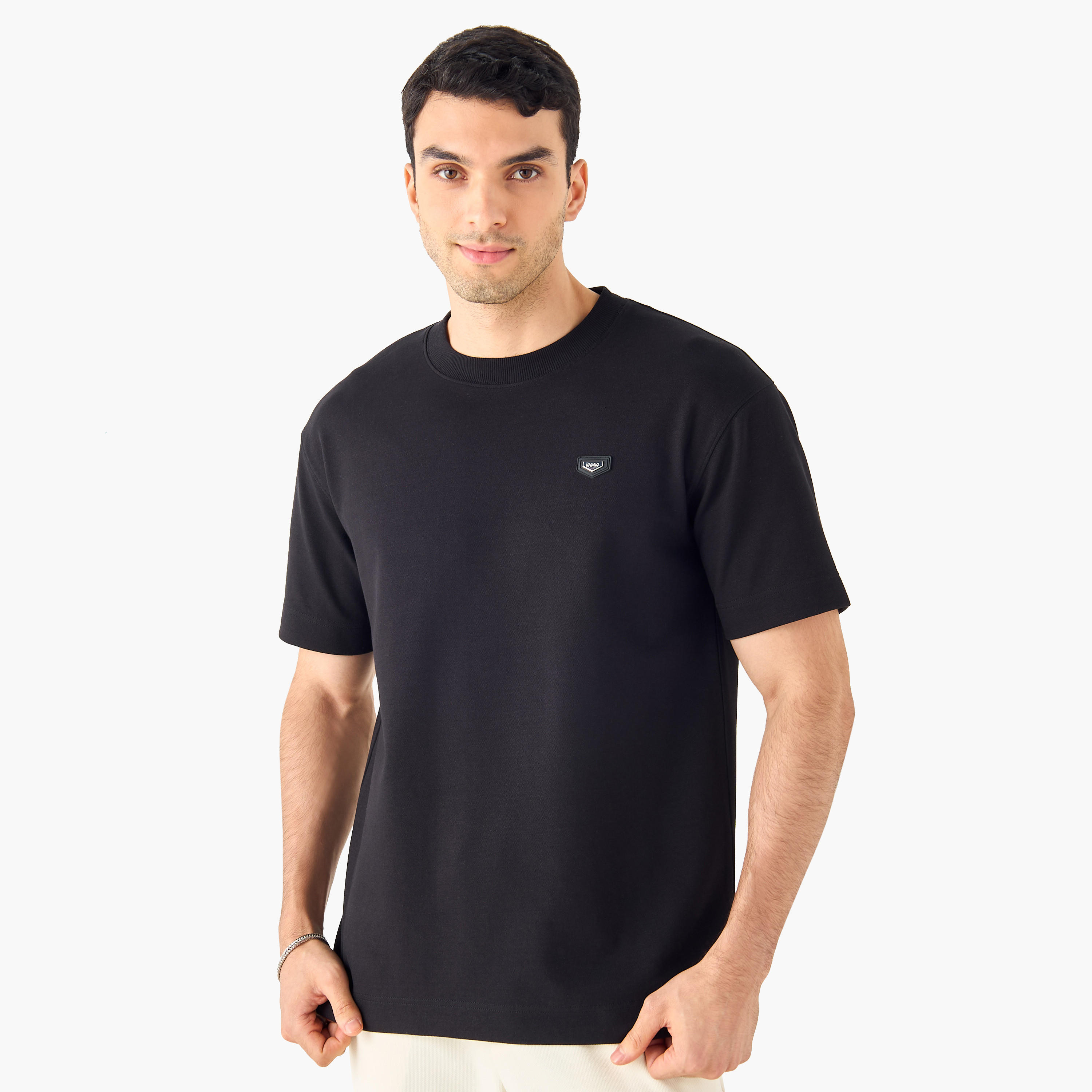 تيشيرت بياقة ضيّقة وأكمام قصيرة وتفاصيل زخارف من آيكونيك-men-clothing-tshirtsandpolos-tshirts-image-17