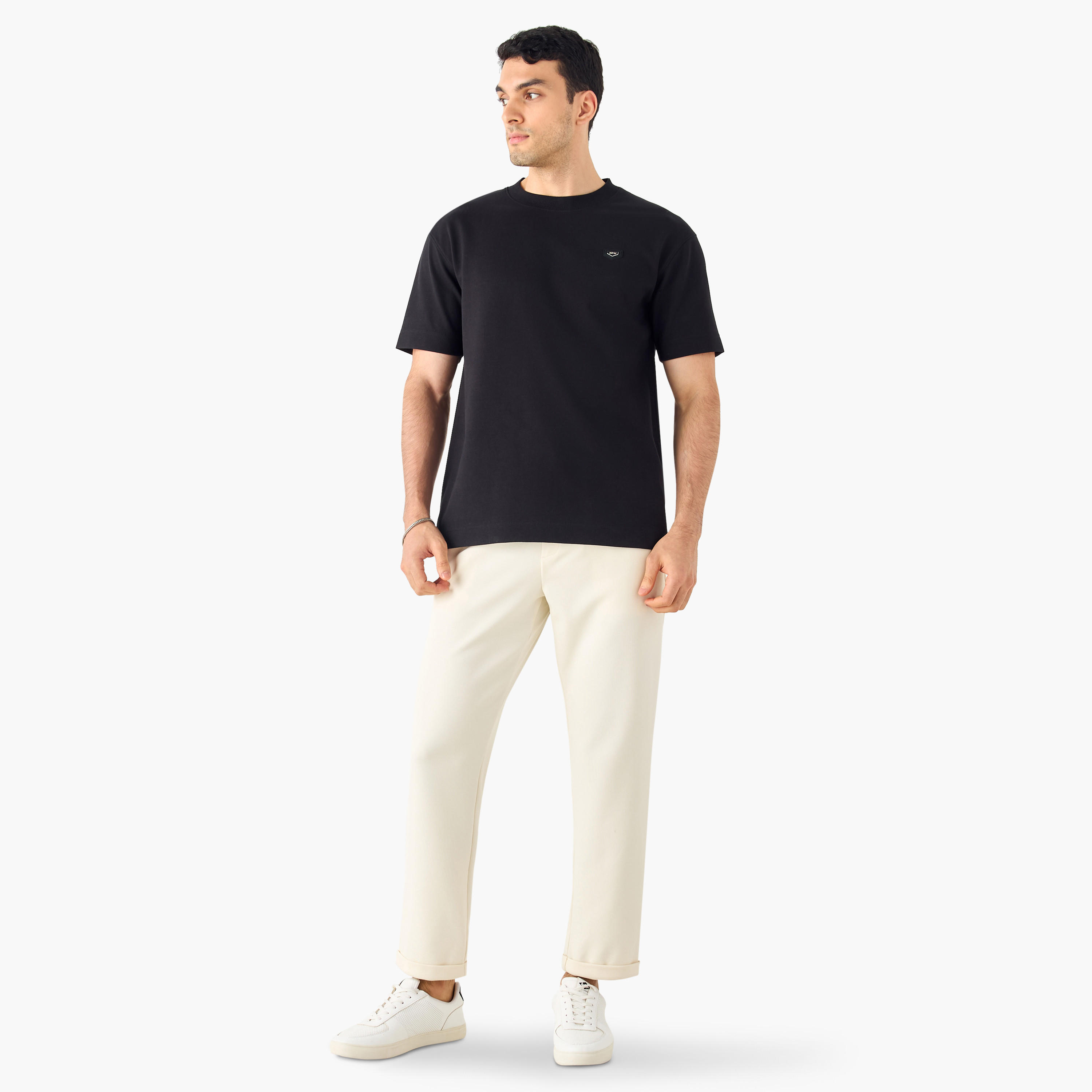 تيشيرت بياقة ضيّقة وأكمام قصيرة وتفاصيل زخارف من آيكونيك-men-clothing-tshirtsandpolos-tshirts-image-18