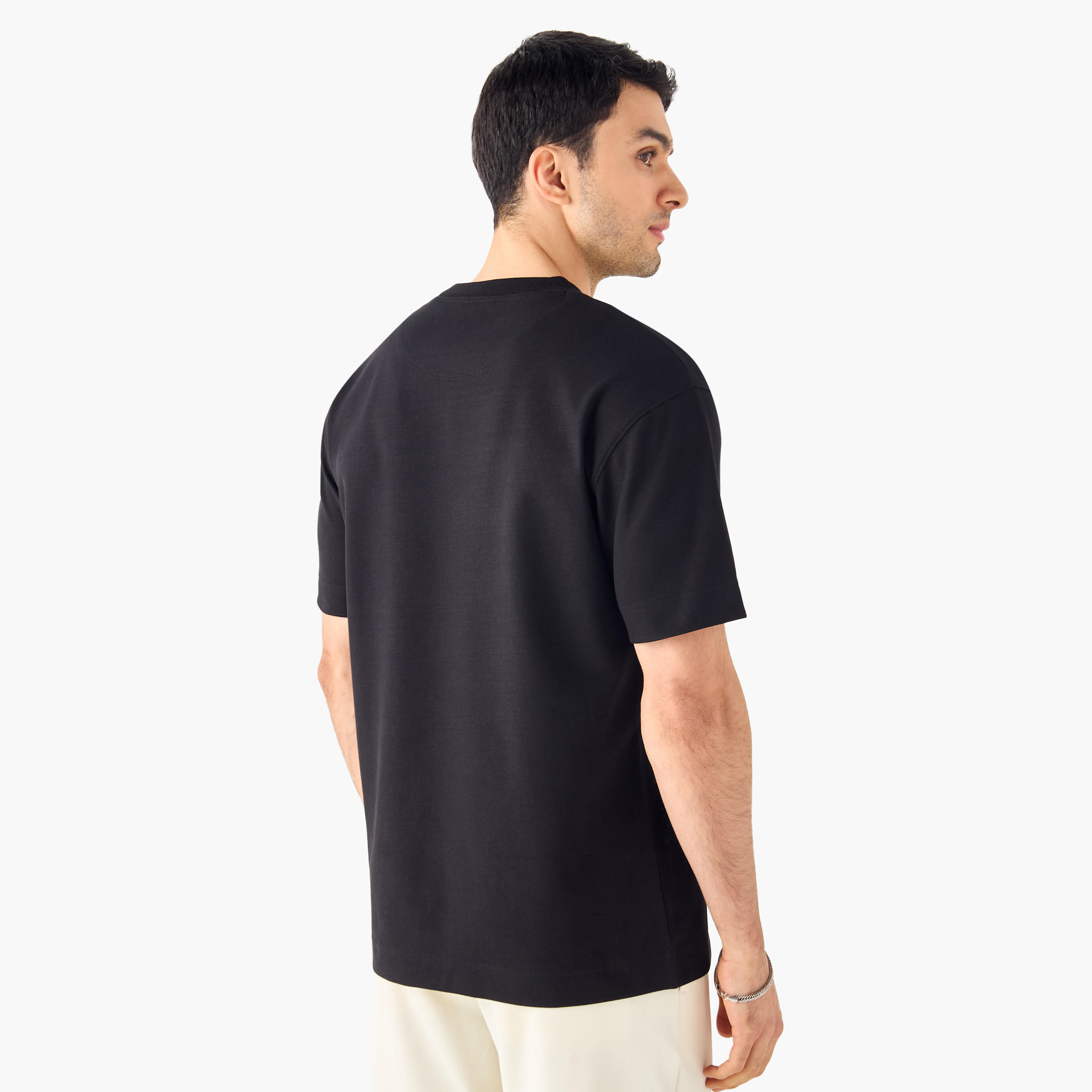 تيشيرت بياقة ضيّقة وأكمام قصيرة وتفاصيل زخارف من آيكونيك-men-clothing-tshirtsandpolos-tshirts-image-19