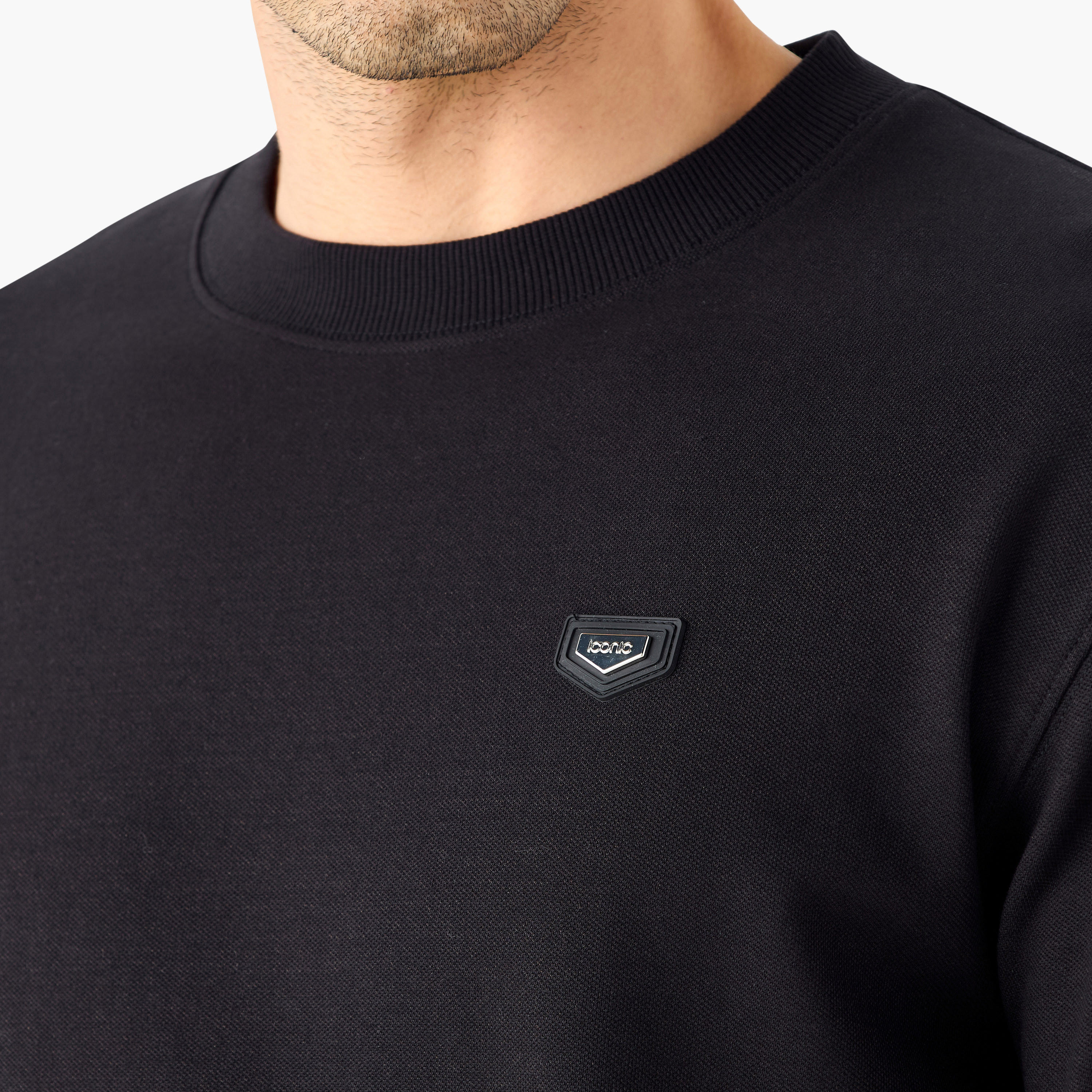 تيشيرت بياقة ضيّقة وأكمام قصيرة وتفاصيل زخارف من آيكونيك-men-clothing-tshirtsandpolos-tshirts-image-20