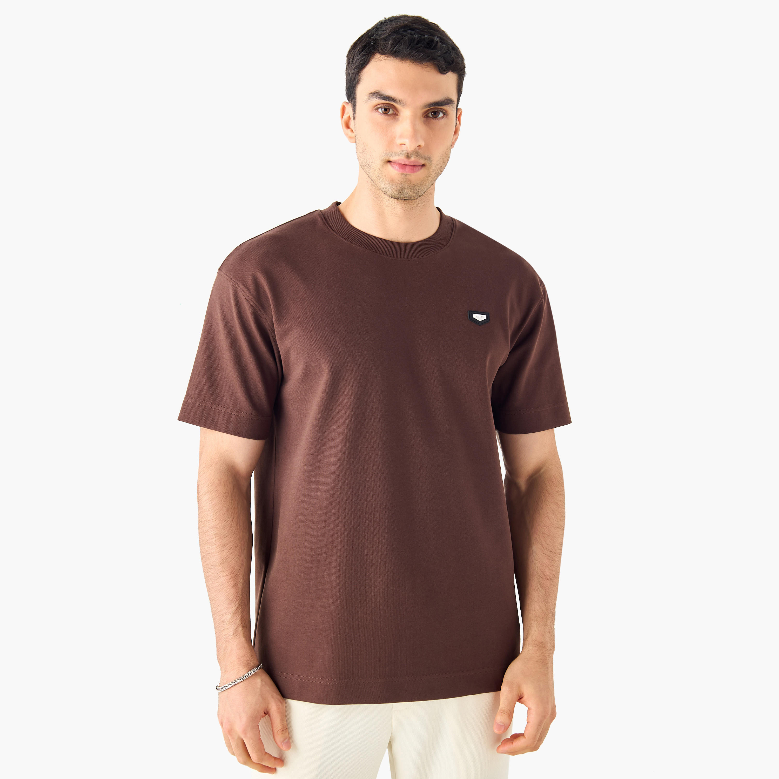 تيشيرت بياقة ضيّقة وأكمام قصيرة وتفاصيل زخارف من آيكونيك-men-clothing-tshirtsandpolos-tshirts-image-1