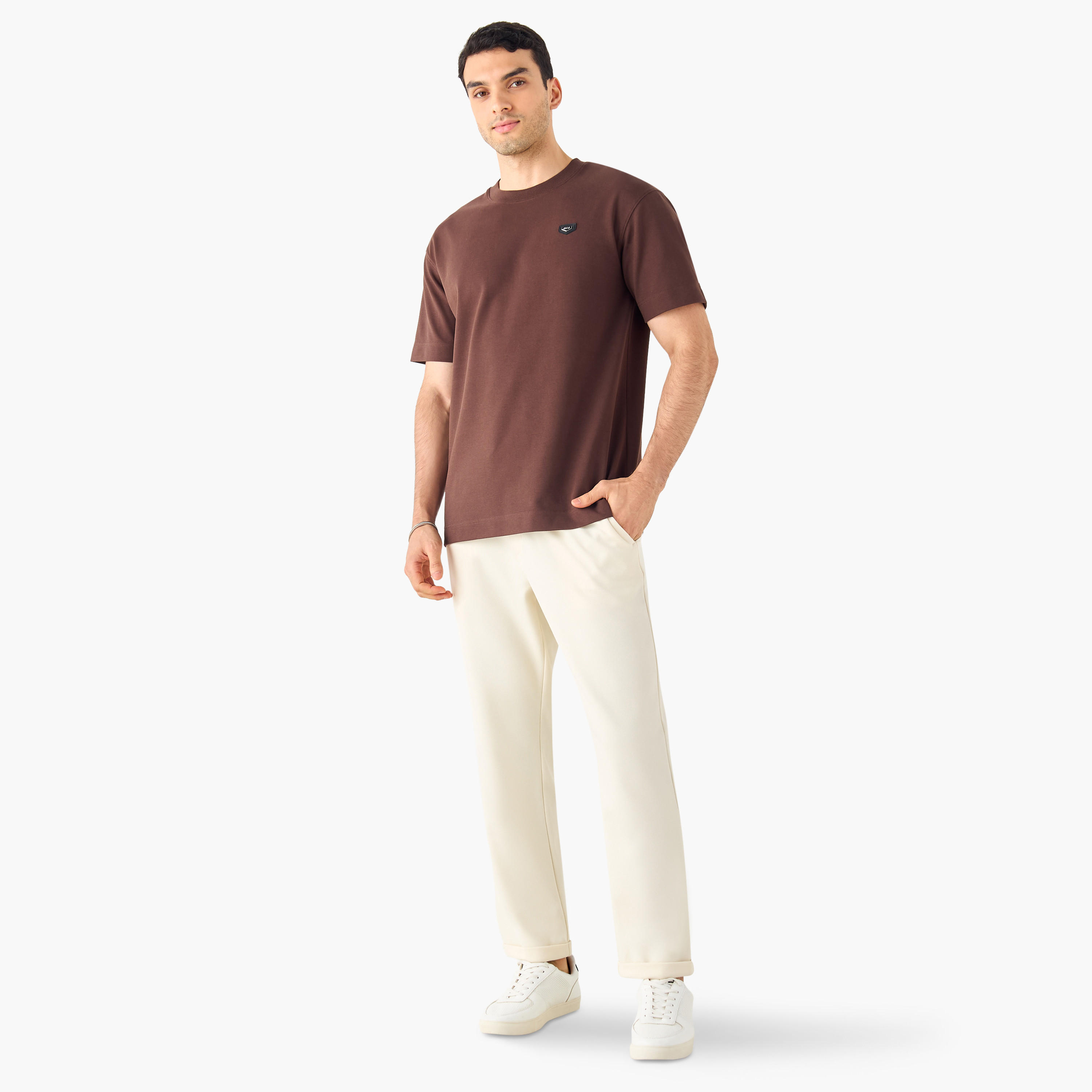 تيشيرت بياقة ضيّقة وأكمام قصيرة وتفاصيل زخارف من آيكونيك-men-clothing-tshirtsandpolos-tshirts-image-2