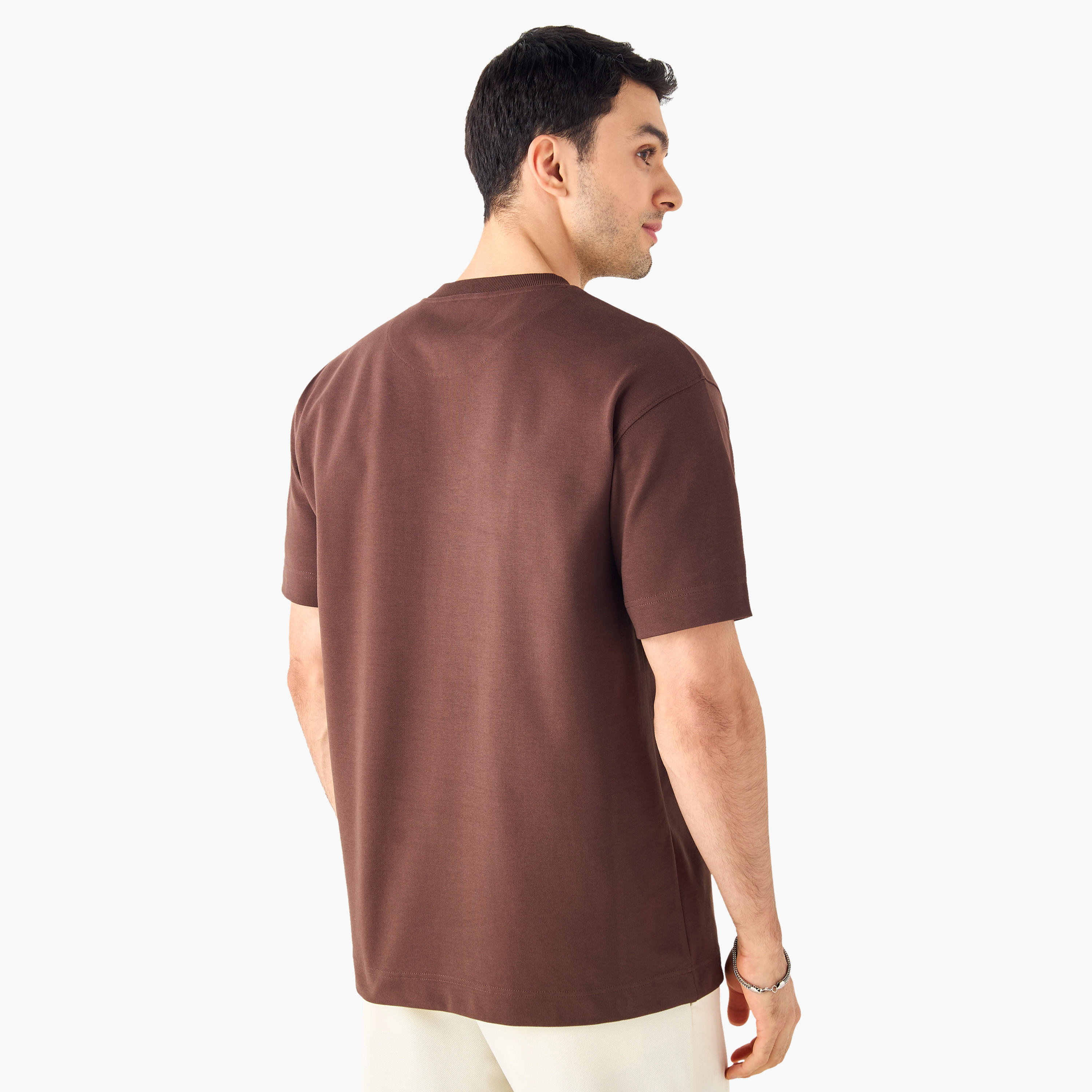 تيشيرت بياقة ضيّقة وأكمام قصيرة وتفاصيل زخارف من آيكونيك-men-clothing-tshirtsandpolos-tshirts-image-3