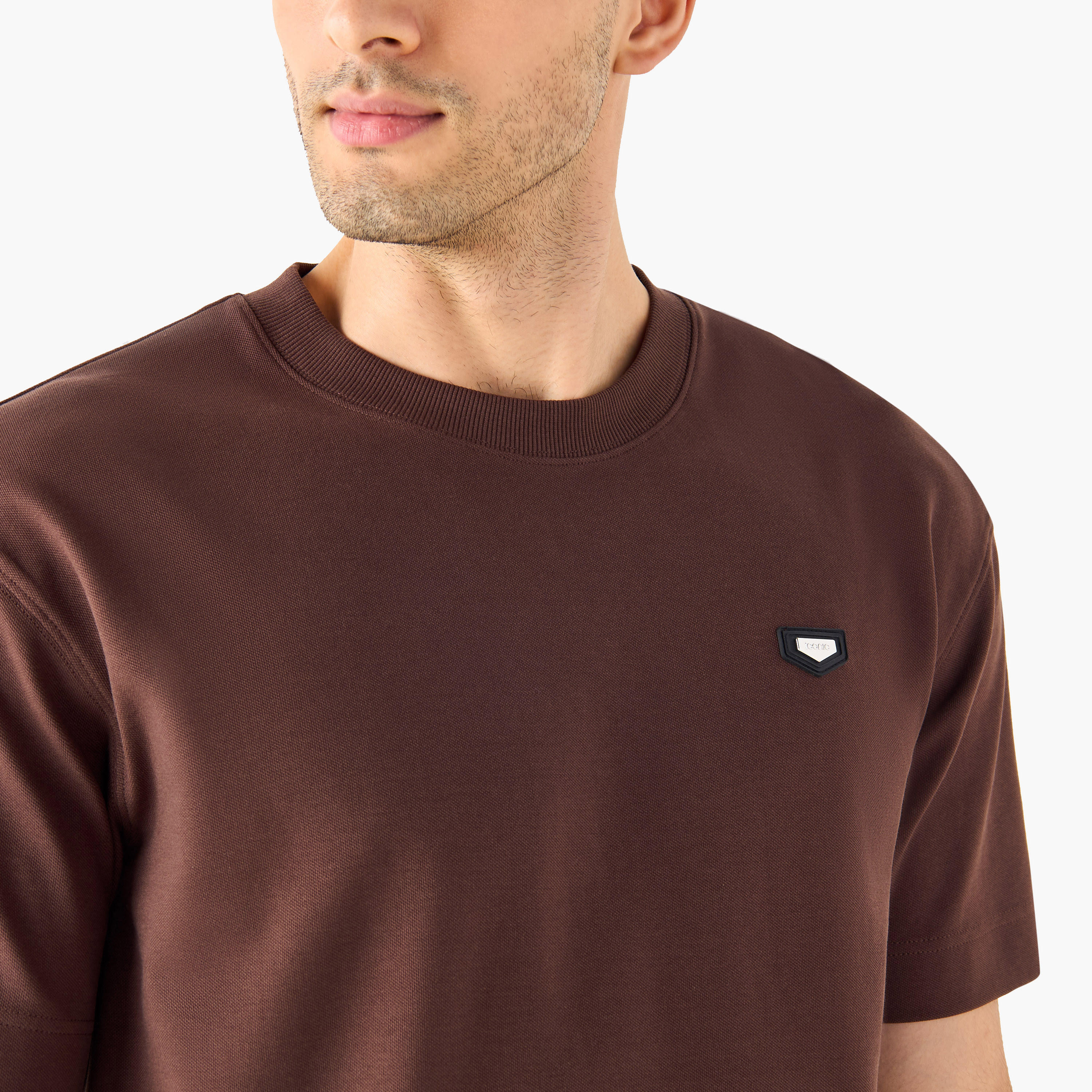 تيشيرت بياقة ضيّقة وأكمام قصيرة وتفاصيل زخارف من آيكونيك-men-clothing-tshirtsandpolos-tshirts-image-4
