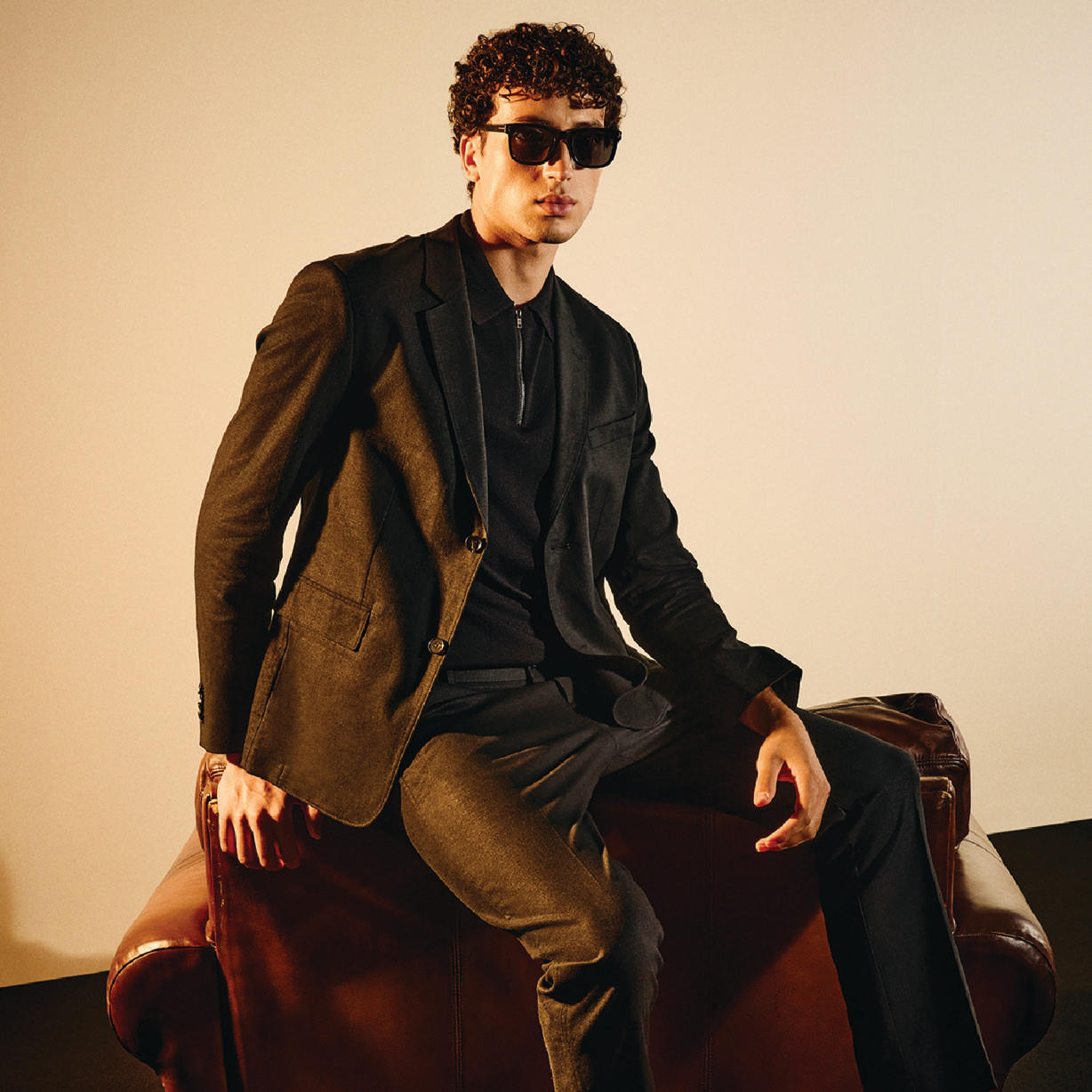 بليزر من مزيج الكتان بارز الملمس مع زر إغلاق وجيوب من آيكونيك-men-clothing-jacketsandblazers-blazers-image-1