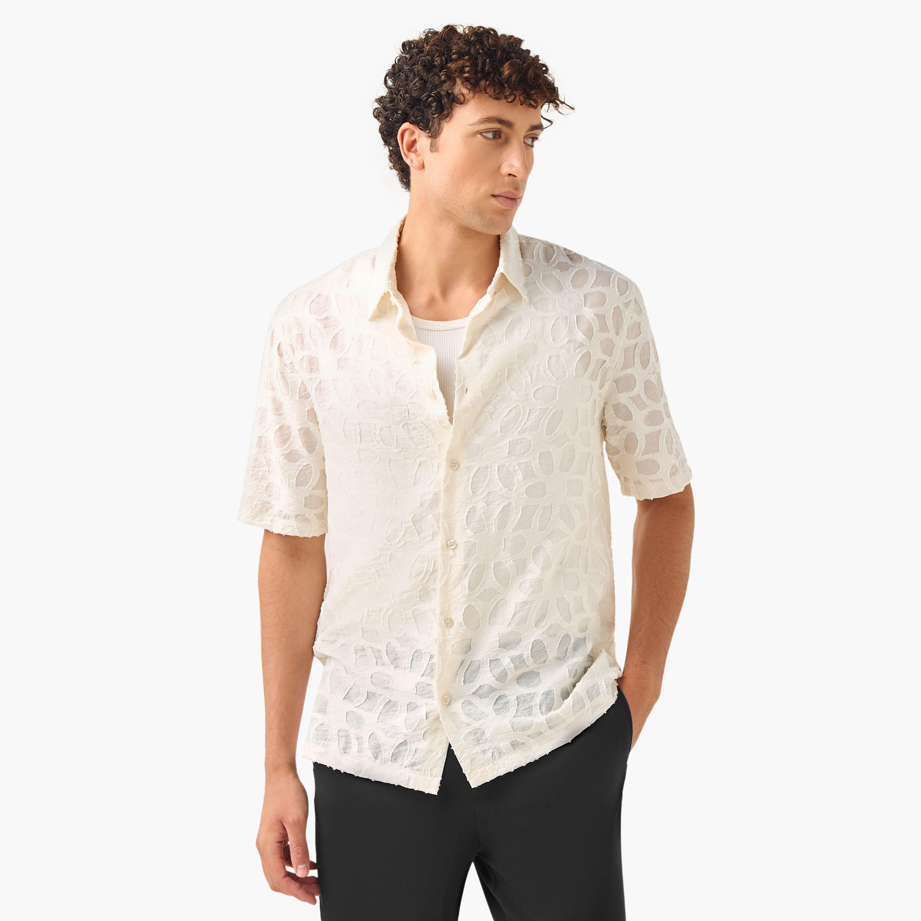 قميص بارز الملمس بقصة عادية وبياقة وأكمام قصيرة من أيكونيك-men-clothing-shirts-image-1
