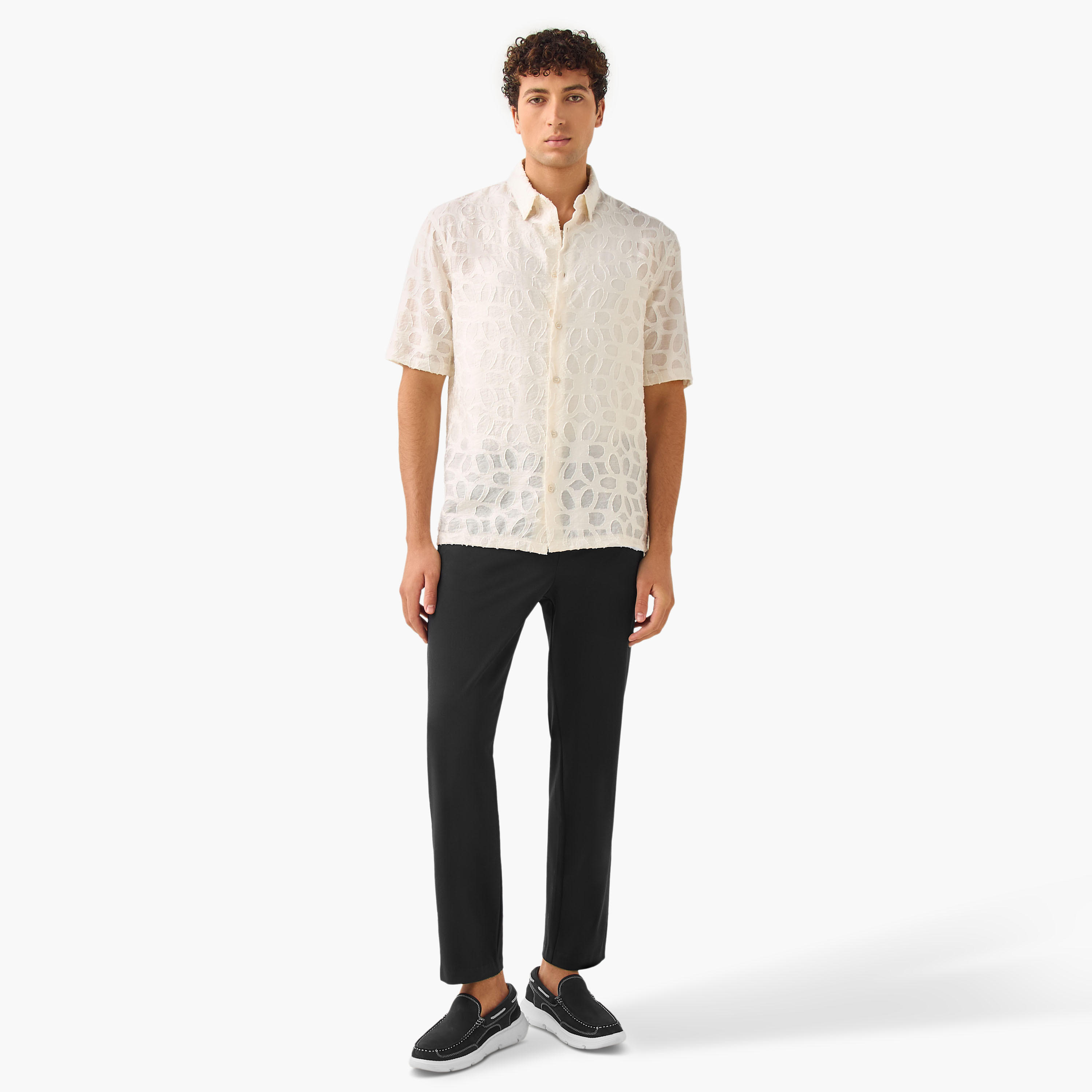 قميص بارز الملمس بقصة عادية وبياقة وأكمام قصيرة من أيكونيك-men-clothing-shirts-image-2
