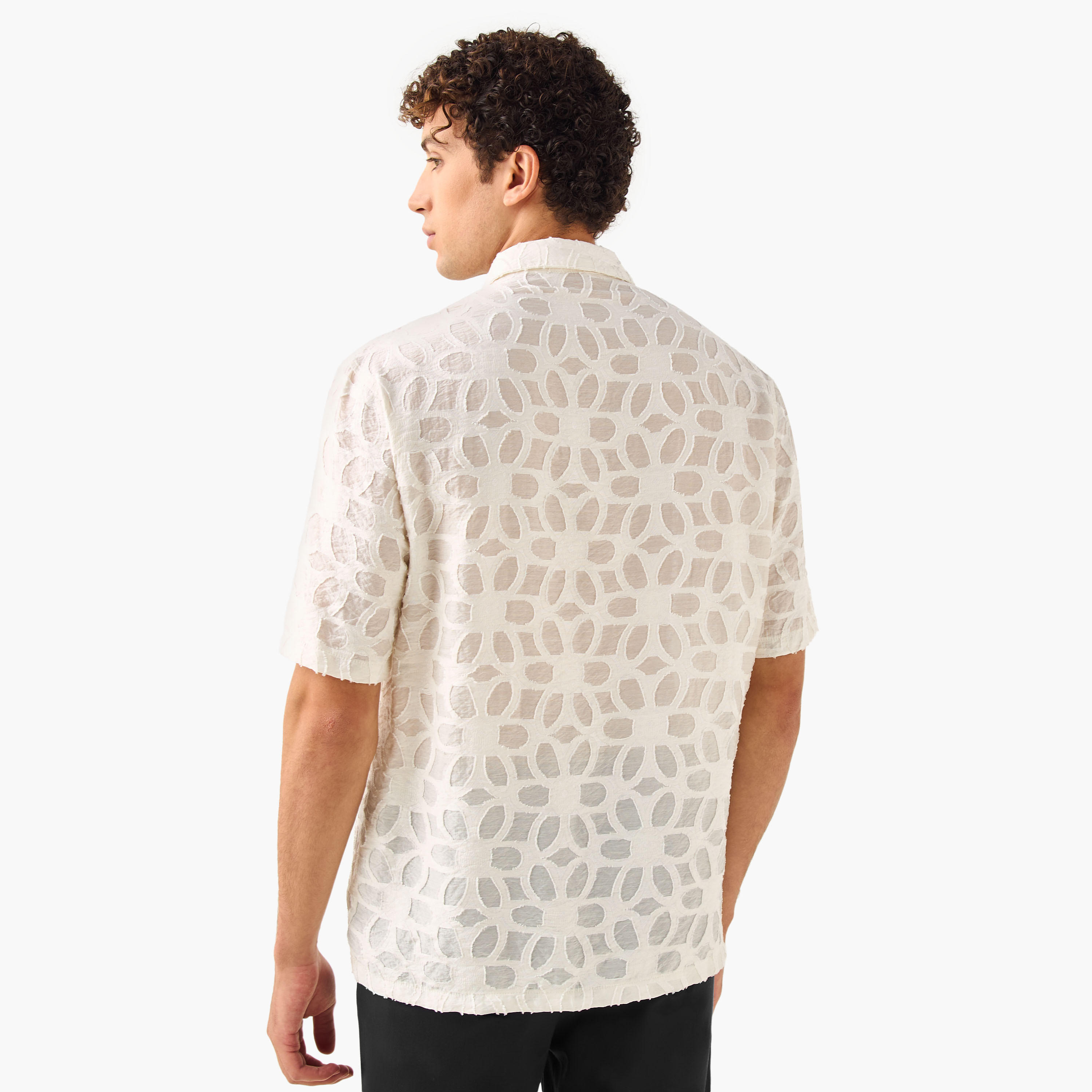 قميص بارز الملمس بقصة عادية وبياقة وأكمام قصيرة من أيكونيك-men-clothing-shirts-image-3