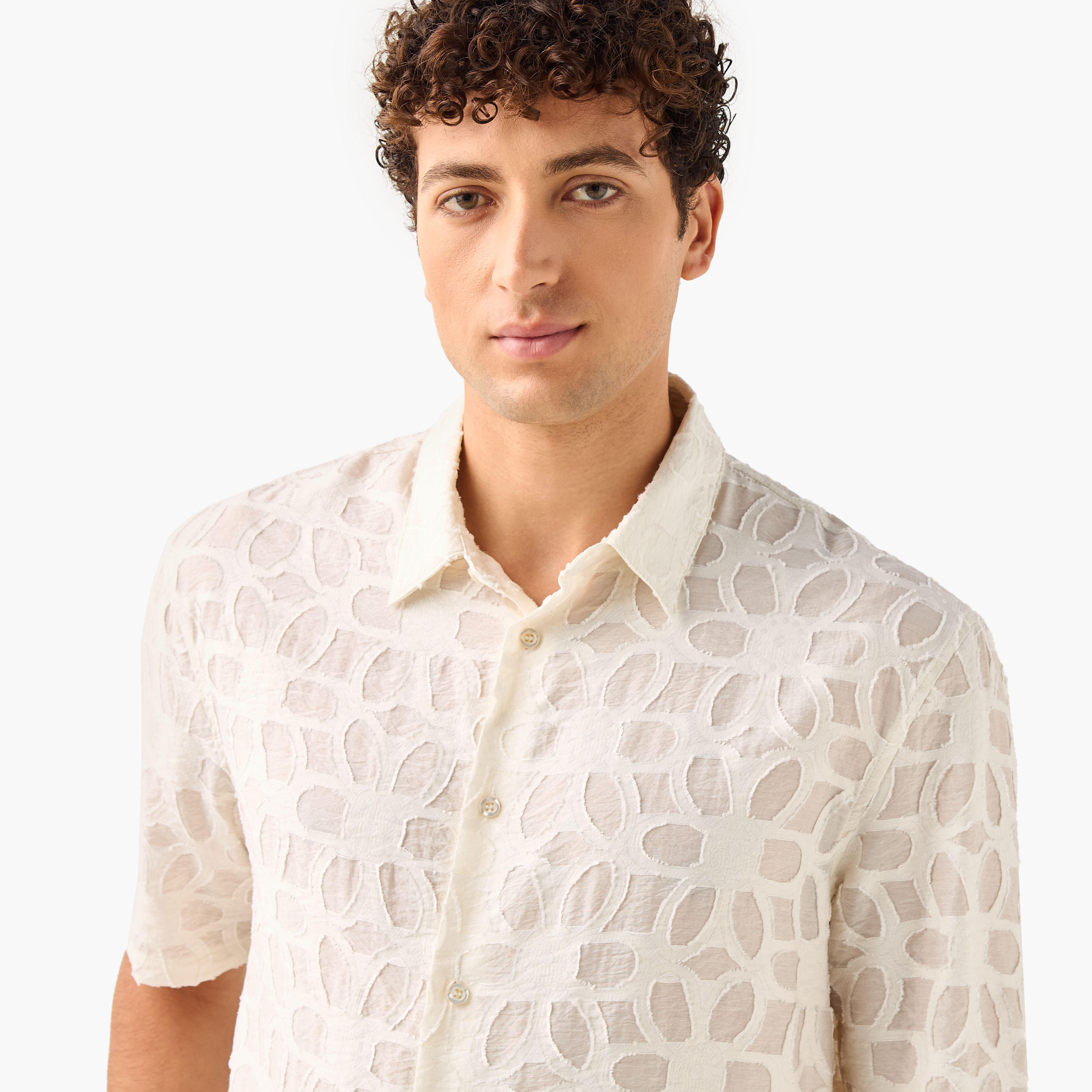 قميص بارز الملمس بقصة عادية وبياقة وأكمام قصيرة من أيكونيك-men-clothing-shirts-image-4
