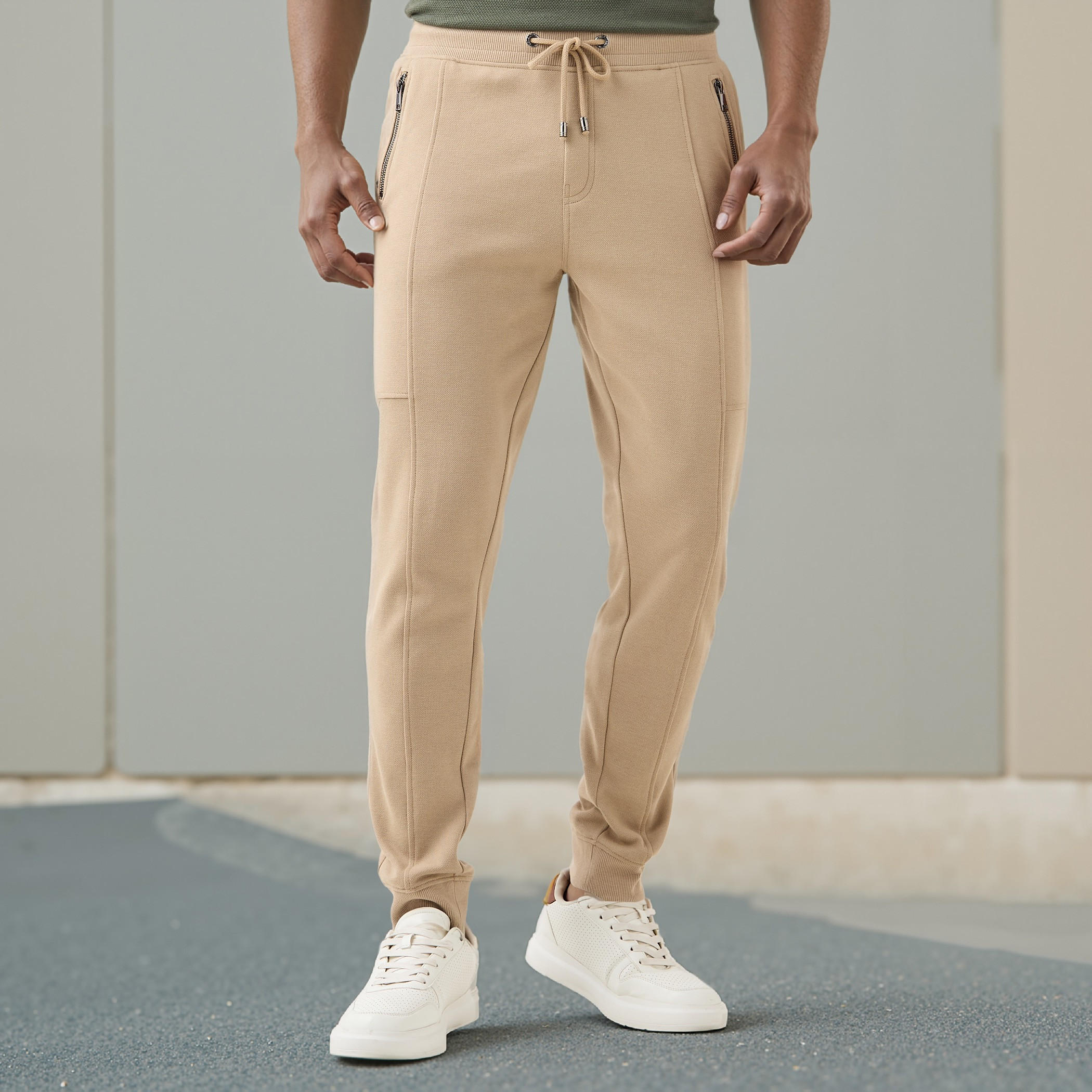 بنطلون رياضي بقصّة سليم وخصر مطاطي وجيوب من أيكونيك-men-clothing-bottoms-joggers-image-1