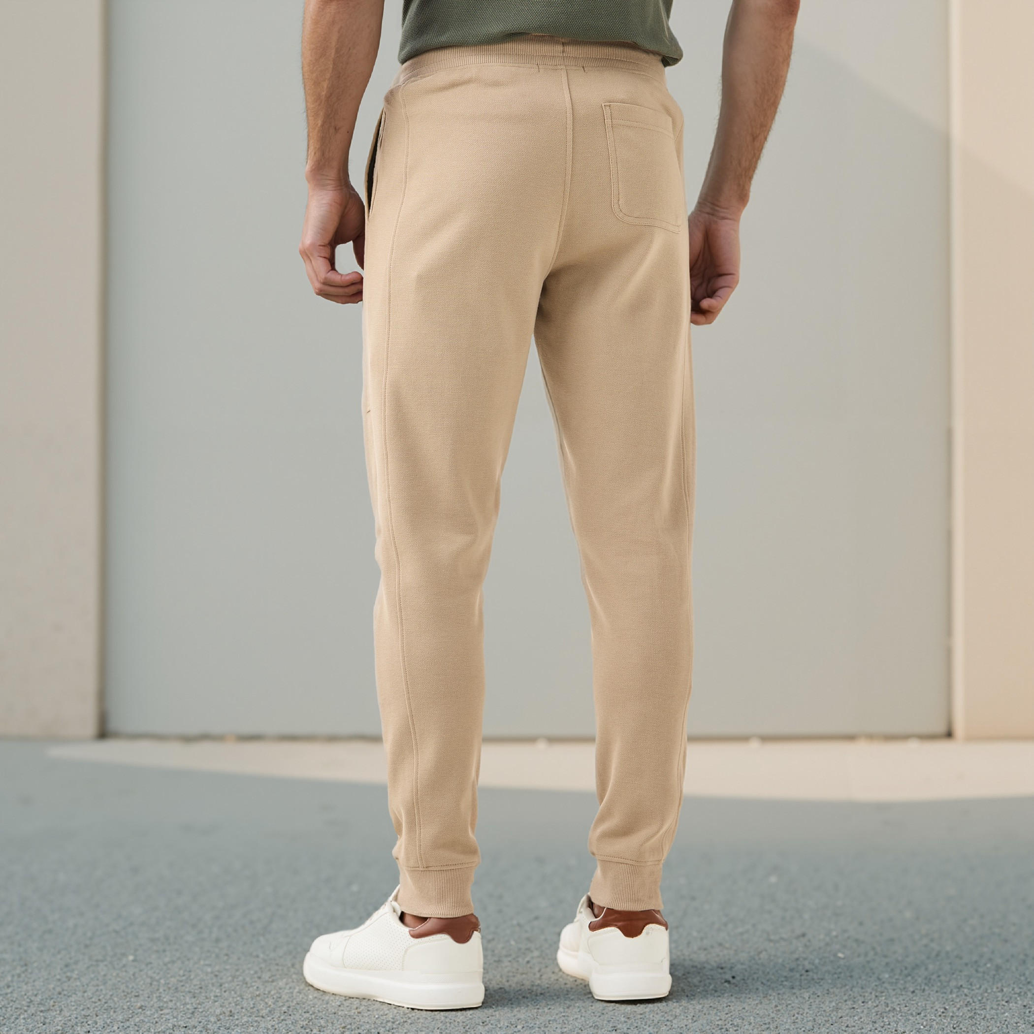 بنطلون رياضي بقصّة سليم وخصر مطاطي وجيوب من أيكونيك-men-clothing-bottoms-joggers-image-3
