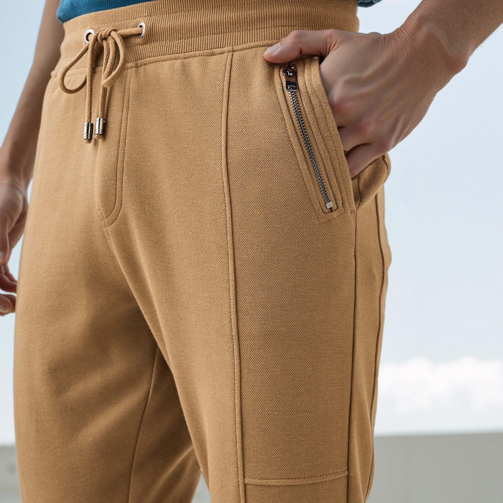 بنطلون رياضي بقصّة سليم وخصر مطاطي وجيوب من أيكونيك-men-clothing-bottoms-joggers-image-4