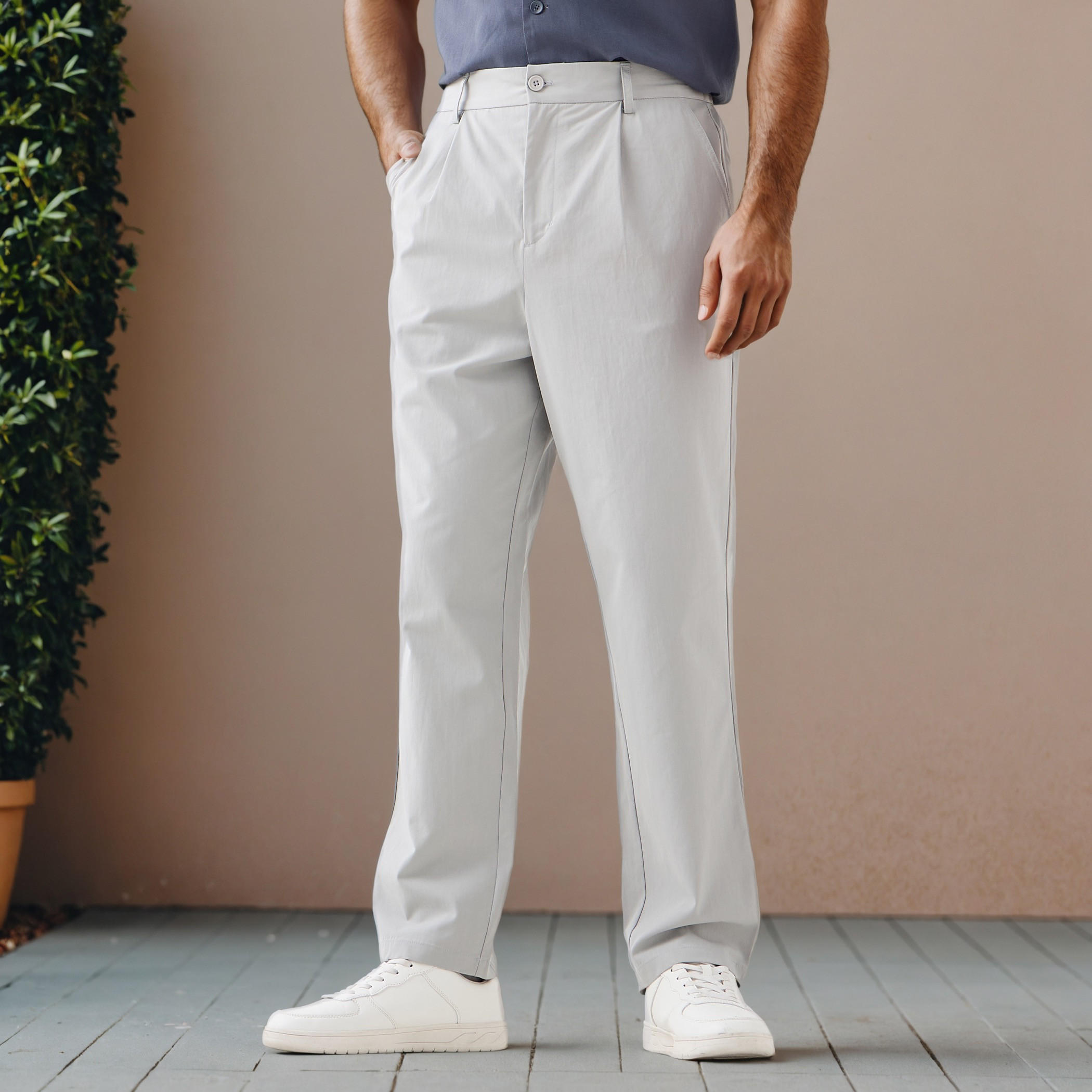 بنطلون بكسرات وقصة عادية وخصر مطاطي وجيوب من آيكونيك-men-clothing-bottoms-trousersandchinos-trousers-image-1