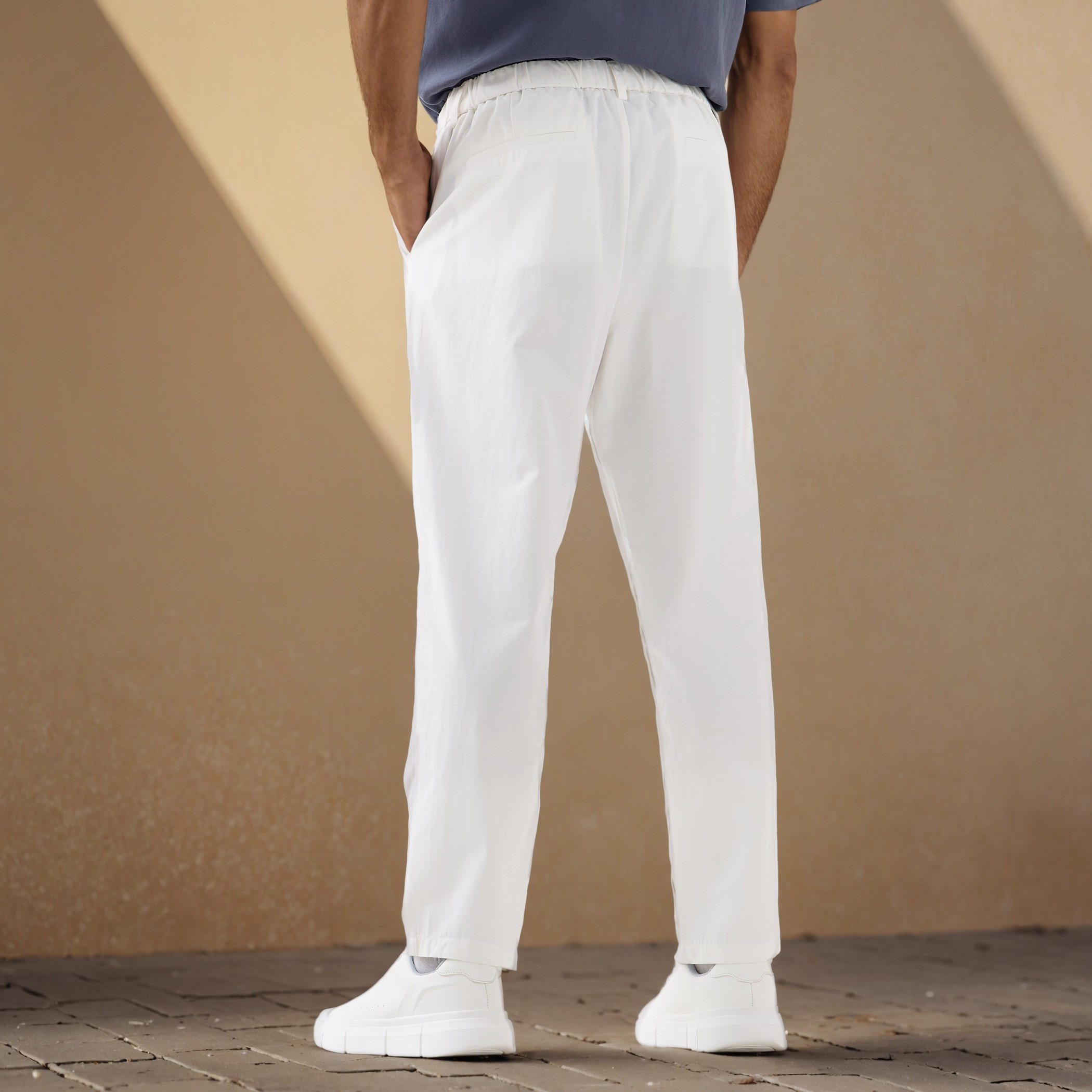 بنطلون بكسرات وقصة عادية وخصر مطاطي وجيوب من آيكونيك-men-clothing-bottoms-trousersandchinos-trousers-image-3