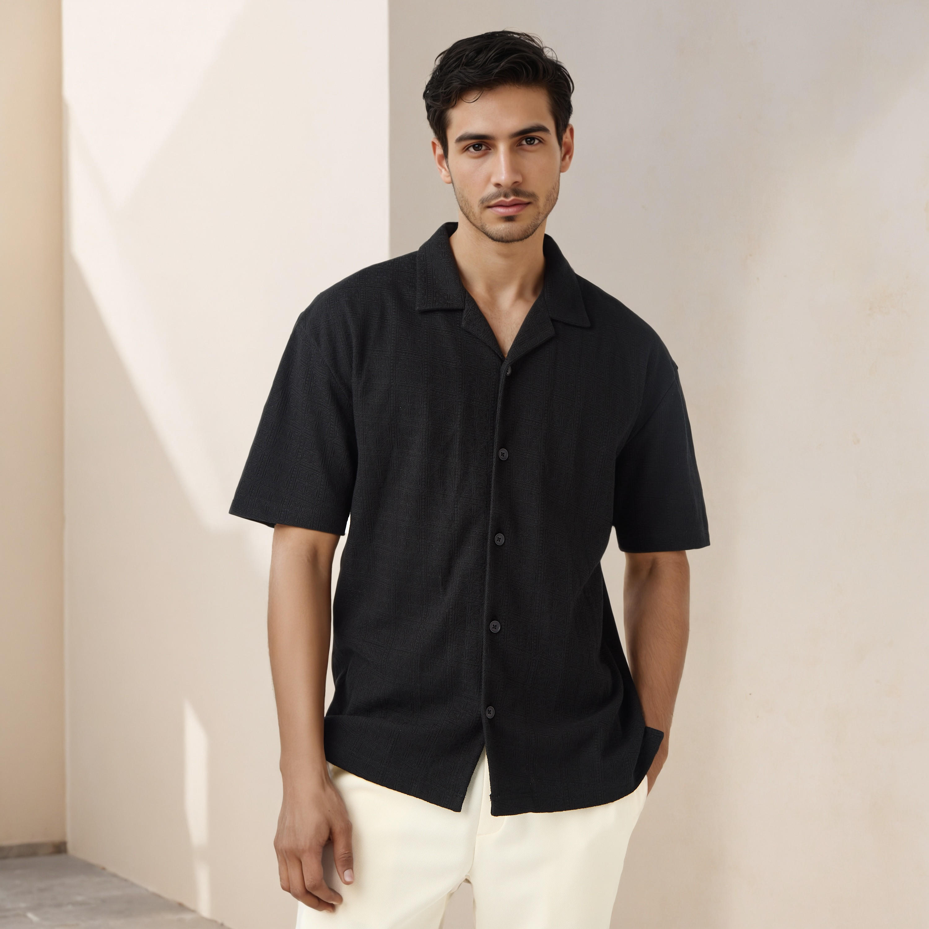 قميص بارز الملمس بقصة عادية وبياقة كامب من أيكونيك-men-clothing-shirts-image-1