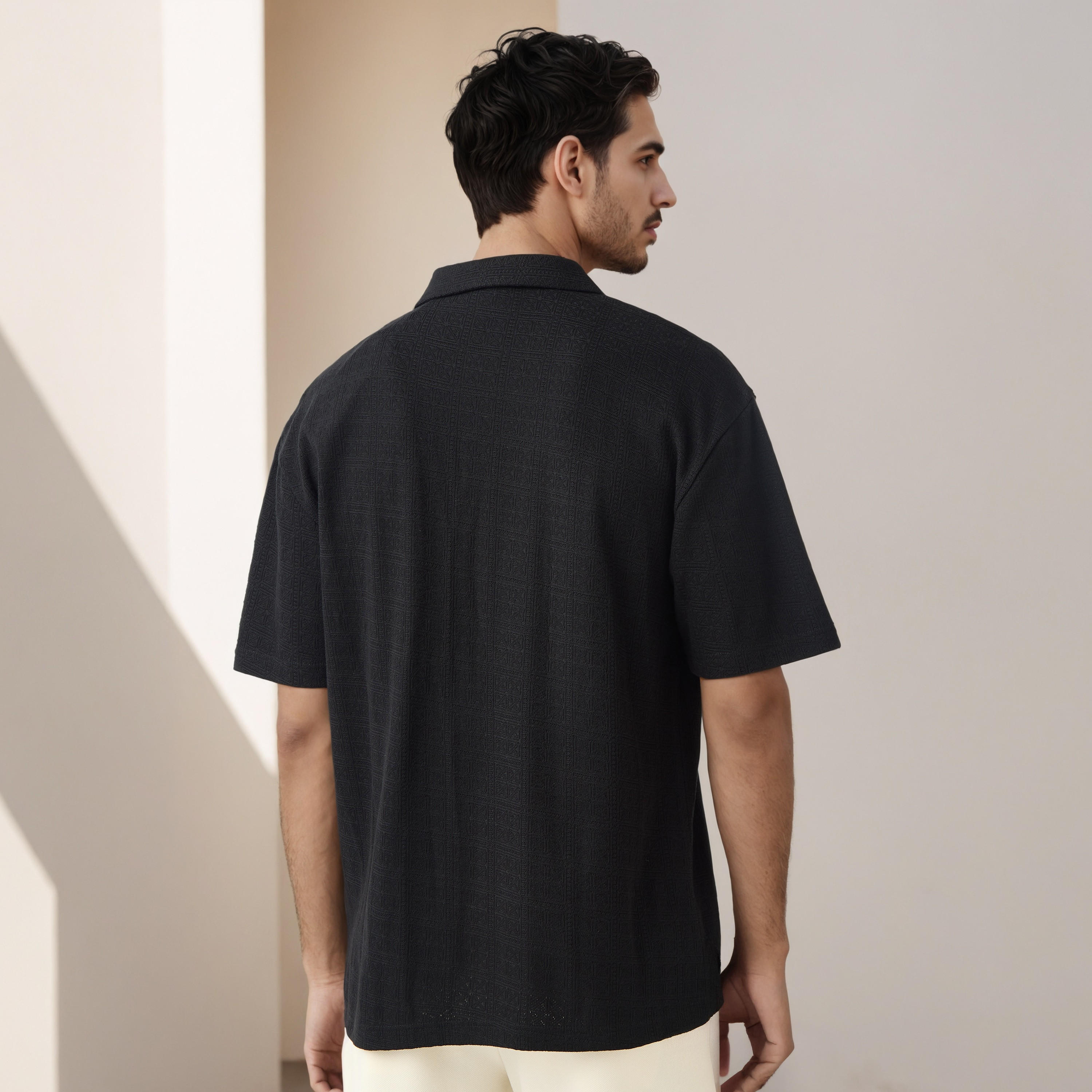 قميص بارز الملمس بقصة عادية وبياقة كامب من أيكونيك-men-clothing-shirts-image-3