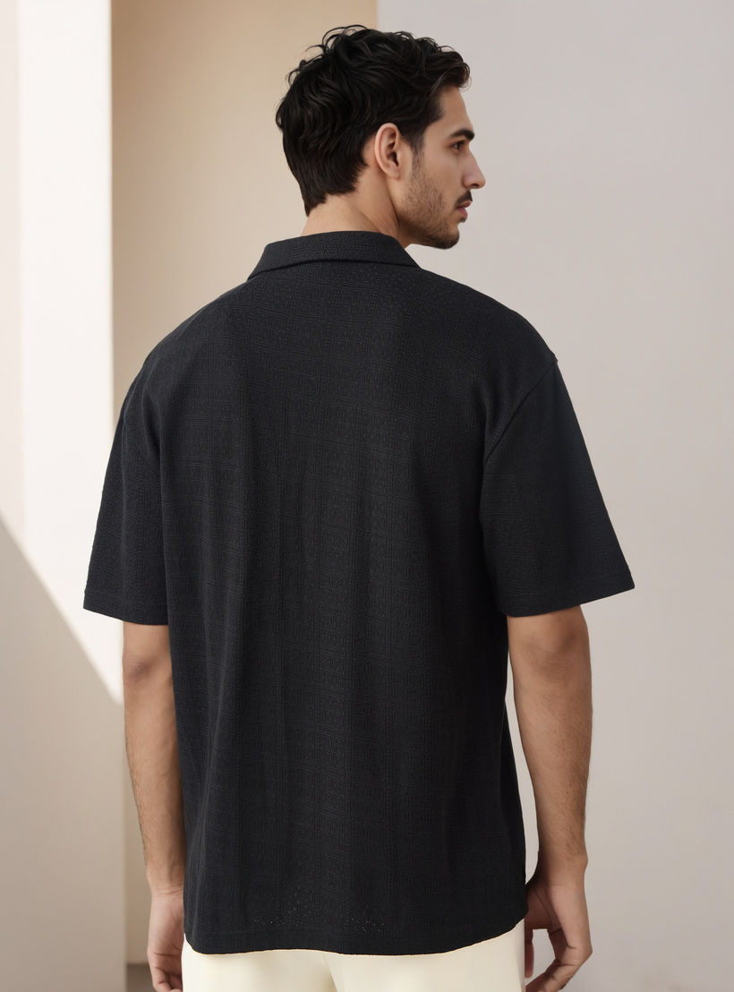 قميص بارز الملمس بقصة عادية وبياقة كامب من أيكونيك-men-clothing-shirts-image-3
