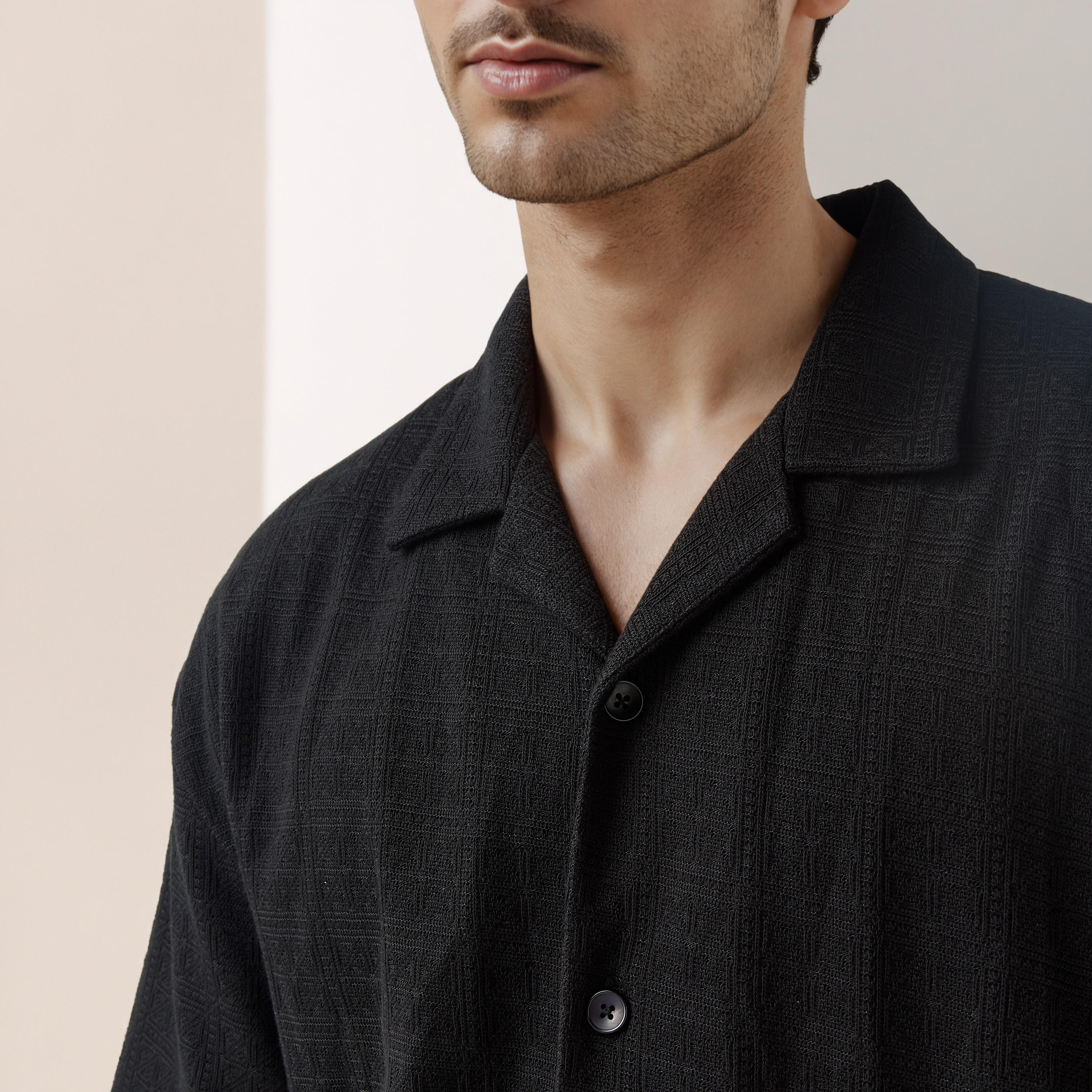 قميص بارز الملمس بقصة عادية وبياقة كامب من أيكونيك-men-clothing-shirts-image-4