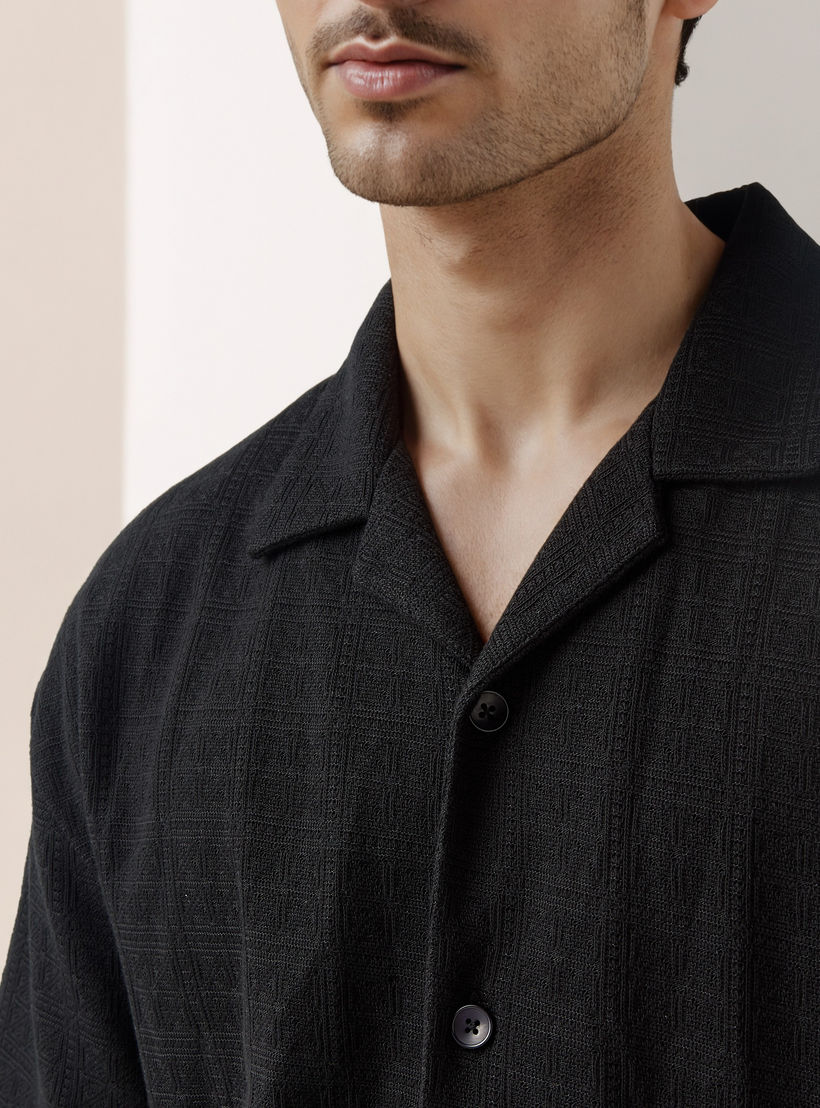 قميص بارز الملمس بقصة عادية وبياقة كامب من أيكونيك-men-clothing-shirts-image-4