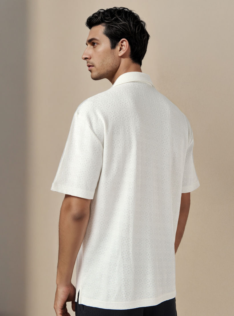 قميص بارز الملمس بقصة عادية وبياقة كامب من أيكونيك-men-clothing-shirts-image-3