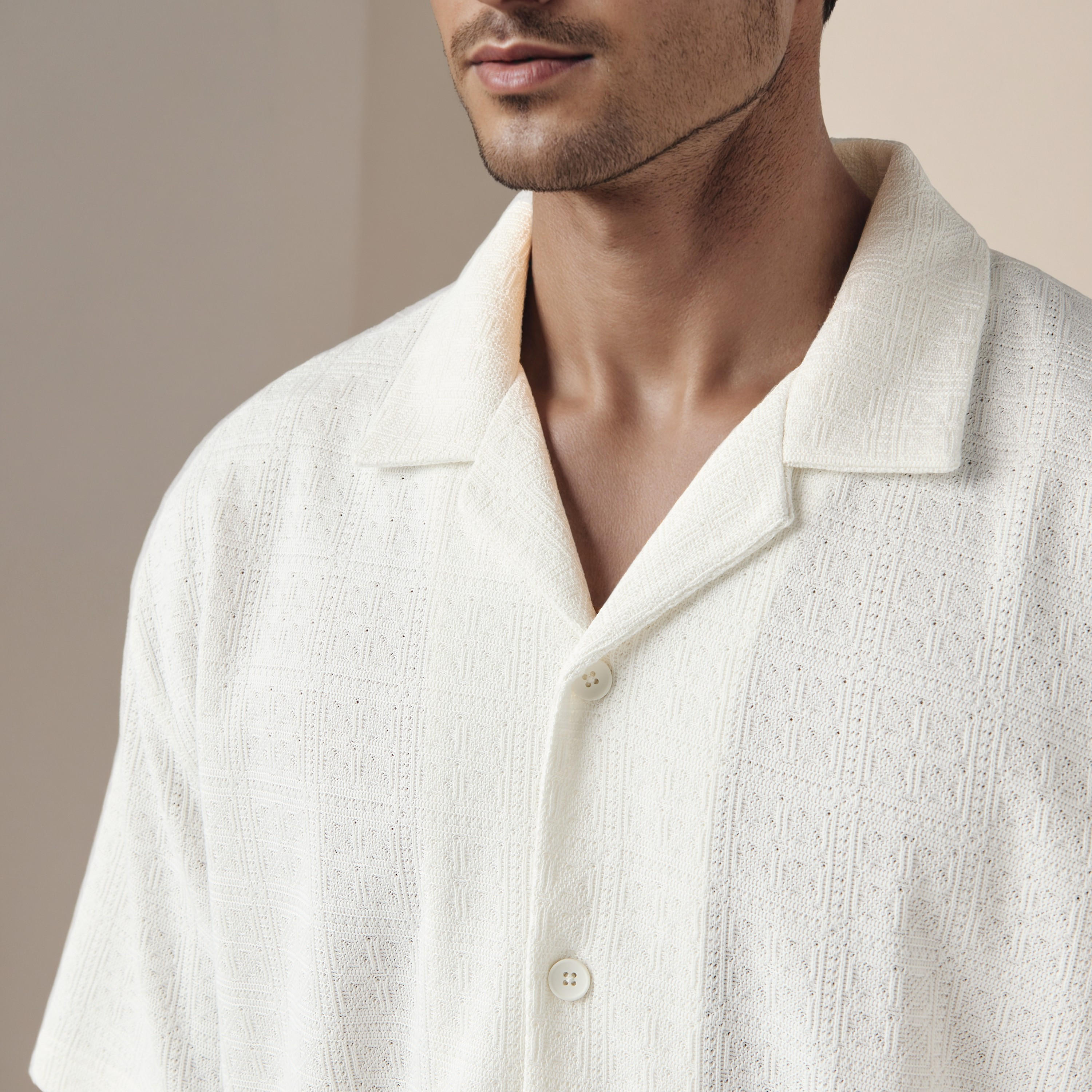 قميص بارز الملمس بقصة عادية وبياقة كامب من أيكونيك-men-clothing-shirts-image-4
