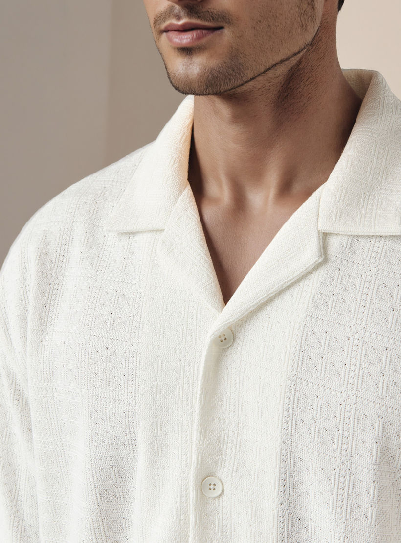 قميص بارز الملمس بقصة عادية وبياقة كامب من أيكونيك-men-clothing-shirts-image-4