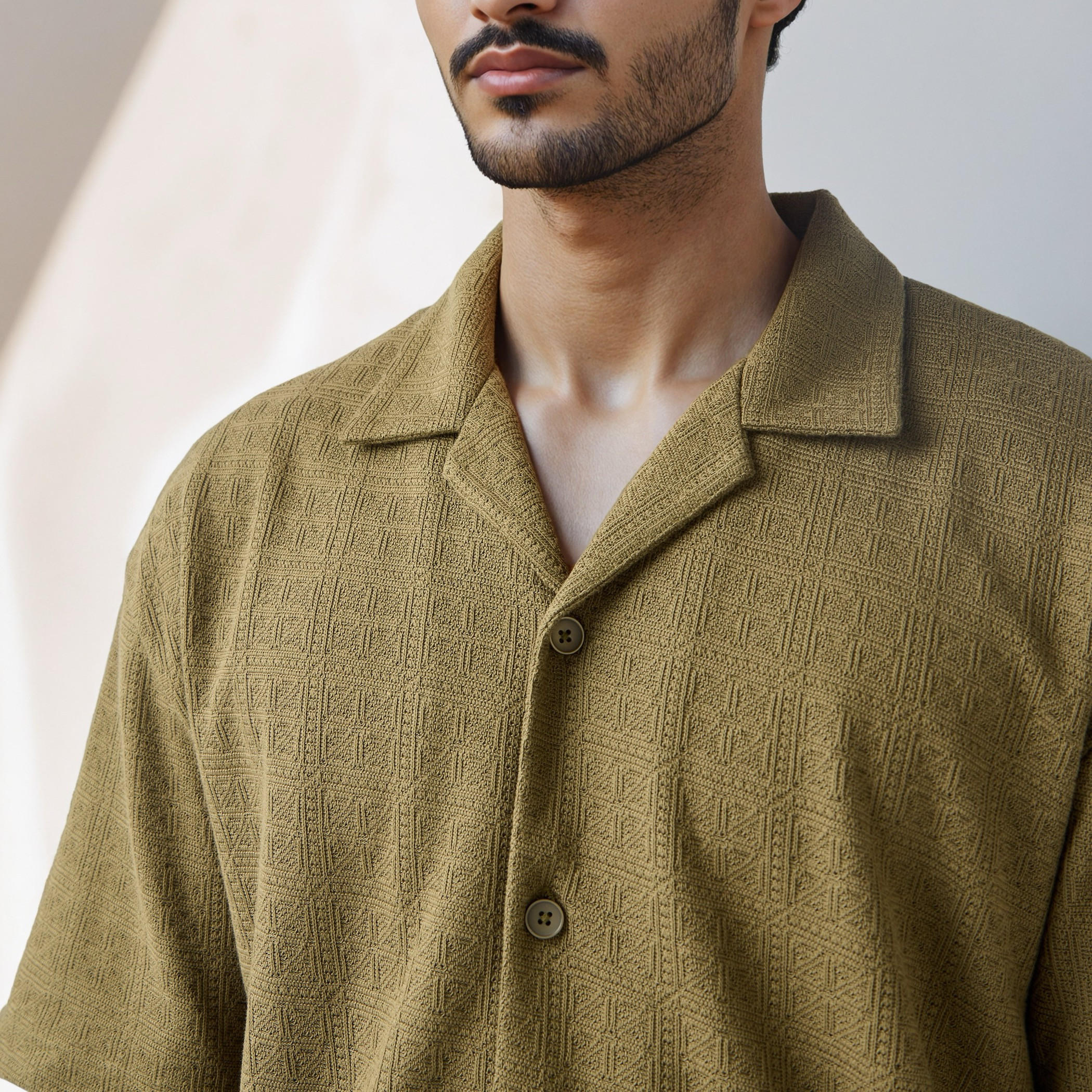 قميص بارز الملمس بقصة عادية وبياقة كامب من أيكونيك-men-clothing-shirts-image-5