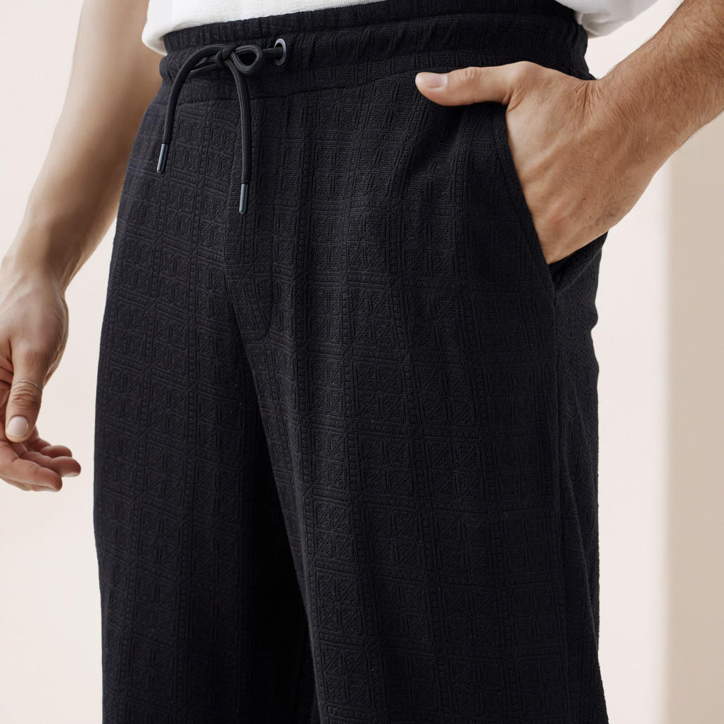 بنطلون بارز الملمس بقصّة عادية وخصر مطاطي وجيوب من أيكونيك-men-clothing-bottoms-trousersandchinos-trousers-image-4