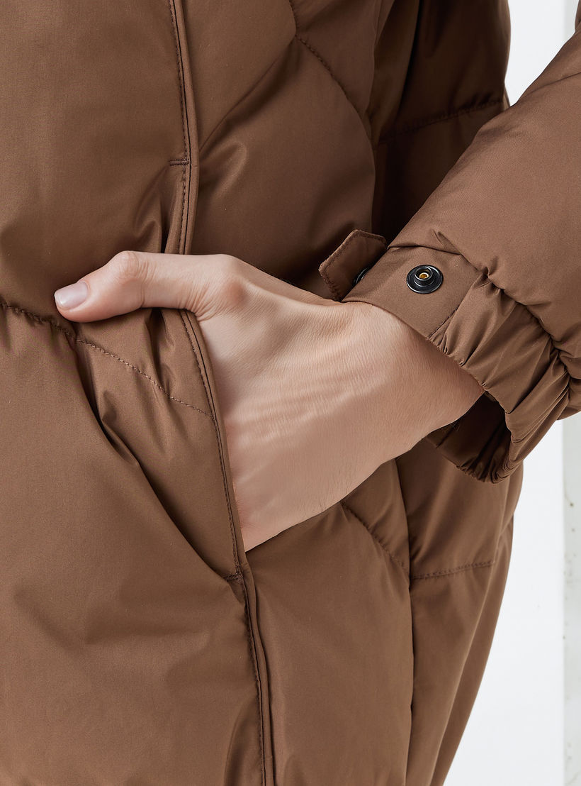 جاكيت منفوخ بقصّة عادية مع قبعة للرجال من آيكونيك-men-clothing-jacketsandblazers-jackets-image-2